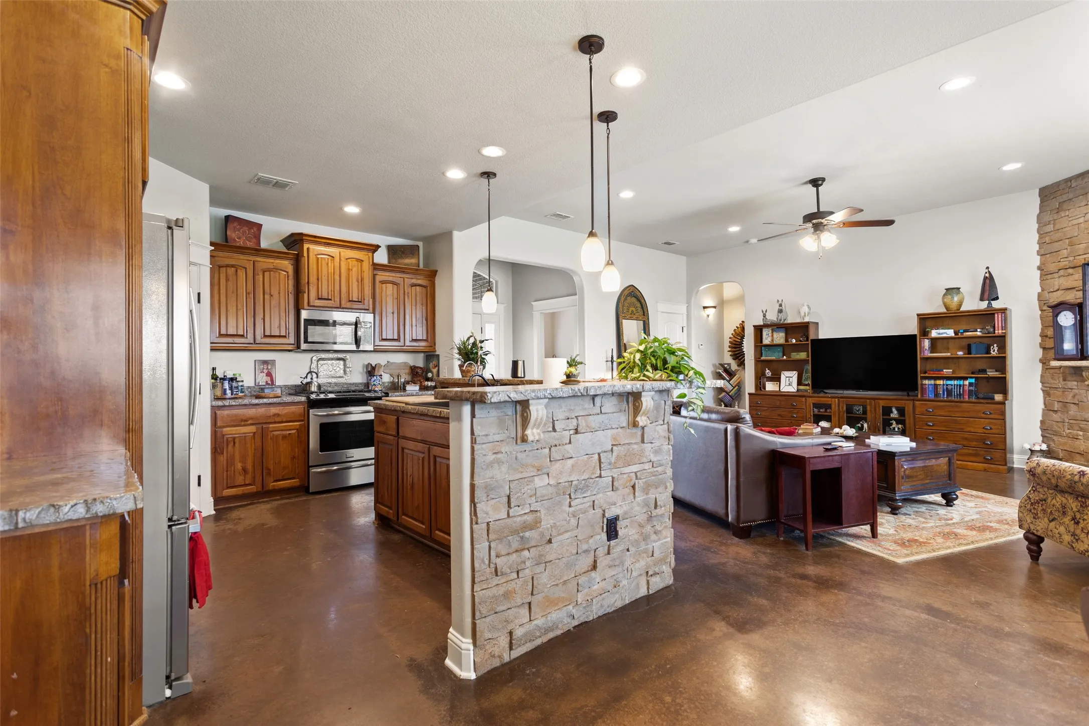 Single Family Residence For Sale in Smith County , 1505 Lucy Circle, Lindale, Texas 75771, 3 Bedroom, 2 Bathroom, 1 Garage spaces, 1,860 Sqft, built in 2012, mls#21312711, Real Estate Agent in Lindale, Homes For Sale in Smith county, Homes For Sale in Lindale, Realtor in Lindale Texas, Real Estate Brokerage Independent Realty Texas, Luminita Cordes Realtor