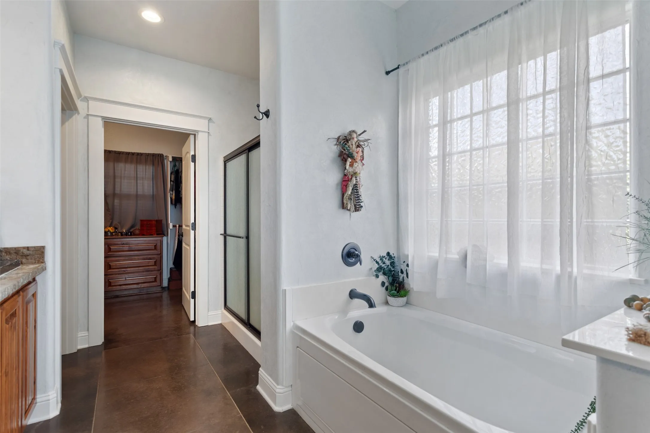 Single Family Residence For Sale in Smith County , 1505 Lucy Circle, Lindale, Texas 75771, 3 Bedroom, 2 Bathroom, 1 Garage spaces, 1,860 Sqft, built in 2012, mls#21312711, Real Estate Agent in Lindale, Homes For Sale in Smith county, Homes For Sale in Lindale, Realtor in Lindale Texas, Real Estate Brokerage Independent Realty Texas, Luminita Cordes Realtor