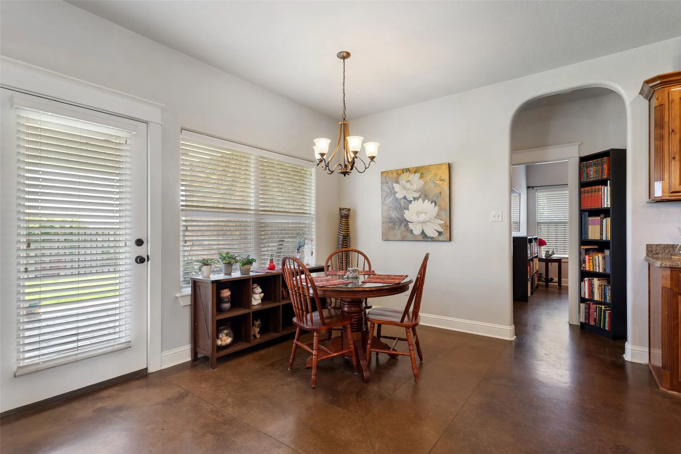 Single Family Residence For Sale in Smith County , 1505 Lucy Circle, Lindale, Texas 75771, 3 Bedroom, 2 Bathroom, 1 Garage spaces, 1,860 Sqft, built in 2012, mls#21312711, Real Estate Agent in Lindale, Homes For Sale in Smith county, Homes For Sale in Lindale, Realtor in Lindale Texas, Real Estate Brokerage Independent Realty Texas, Luminita Cordes Realtor