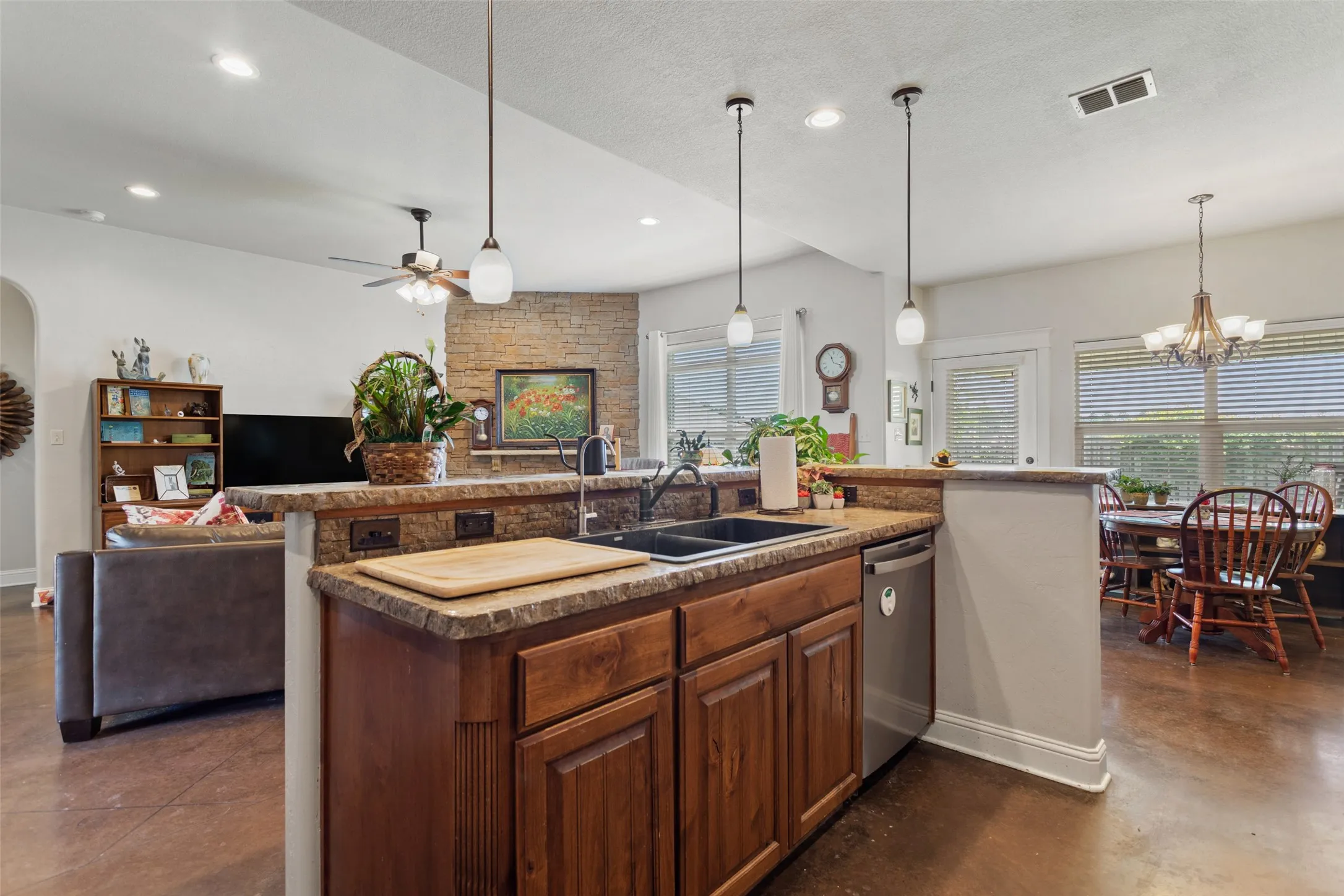 Single Family Residence For Sale in Smith County , 1505 Lucy Circle, Lindale, Texas 75771, 3 Bedroom, 2 Bathroom, 1 Garage spaces, 1,860 Sqft, built in 2012, mls#21312711, Real Estate Agent in Lindale, Homes For Sale in Smith county, Homes For Sale in Lindale, Realtor in Lindale Texas, Real Estate Brokerage Independent Realty Texas, Luminita Cordes Realtor