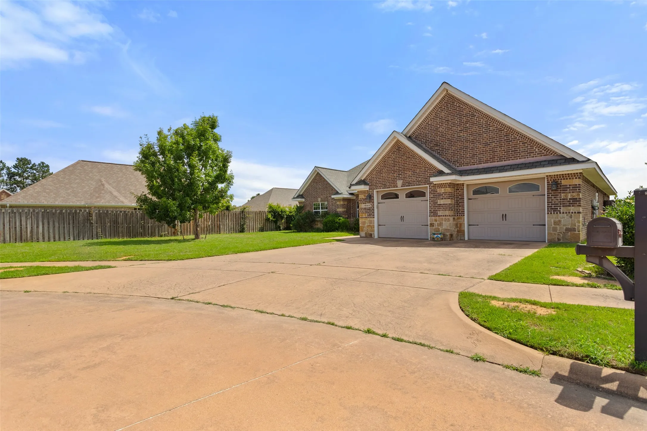 Single Family Residence For Sale in Smith County , 1505 Lucy Circle, Lindale, Texas 75771, 3 Bedroom, 2 Bathroom, 1 Garage spaces, 1,860 Sqft, built in 2012, mls#21312711, Real Estate Agent in Lindale, Homes For Sale in Smith county, Homes For Sale in Lindale, Realtor in Lindale Texas, Real Estate Brokerage Independent Realty Texas, Luminita Cordes Realtor