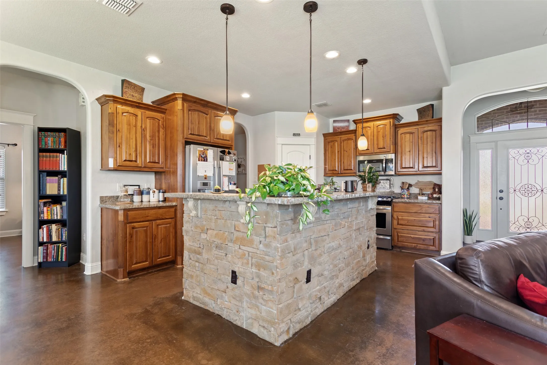 Single Family Residence For Sale in Smith County , 1505 Lucy Circle, Lindale, Texas 75771, 3 Bedroom, 2 Bathroom, 1 Garage spaces, 1,860 Sqft, built in 2012, mls#21312711, Real Estate Agent in Lindale, Homes For Sale in Smith county, Homes For Sale in Lindale, Realtor in Lindale Texas, Real Estate Brokerage Independent Realty Texas, Luminita Cordes Realtor