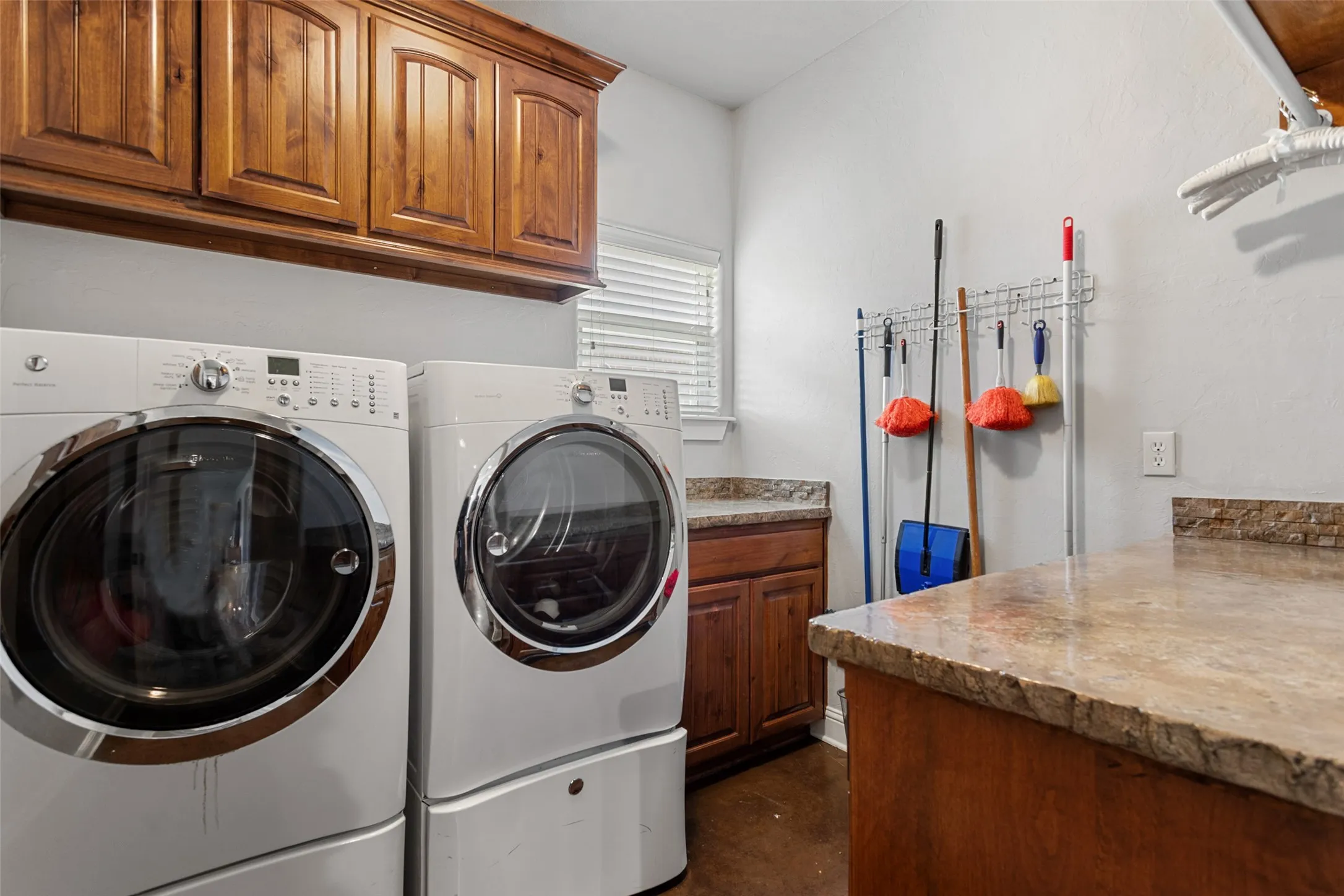 Single Family Residence For Sale in Smith County , 1505 Lucy Circle, Lindale, Texas 75771, 3 Bedroom, 2 Bathroom, 1 Garage spaces, 1,860 Sqft, built in 2012, mls#21312711, Real Estate Agent in Lindale, Homes For Sale in Smith county, Homes For Sale in Lindale, Realtor in Lindale Texas, Real Estate Brokerage Independent Realty Texas, Luminita Cordes Realtor