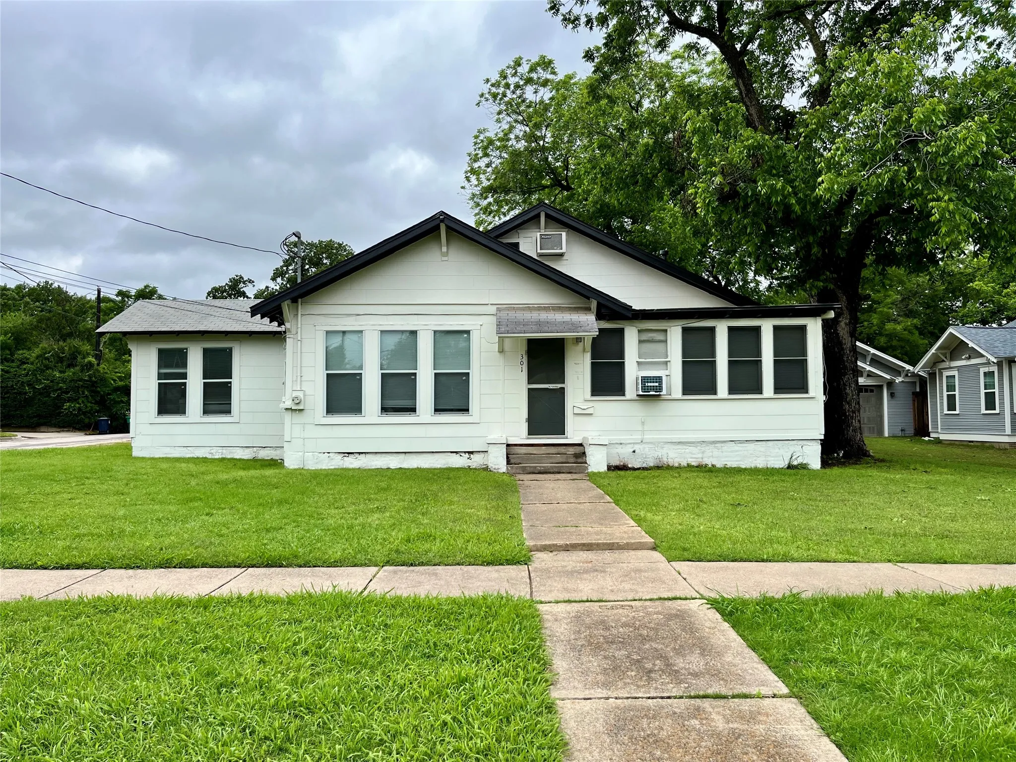 Apartment For Rent in Denton County , 1002 Gregg Street CB, Denton, Texas 76201, 1 Bedroom, 1 Bathroom, Garage spaces, 360 Sqft, built in 1950, mls#21312712, Real Estate Agent in Denton, Homes For Rent in Denton county, Homes For Rent in Denton, Realtor in Denton Texas, Real Estate Brokerage Independent Realty Texas, Luminita Cordes Realtor