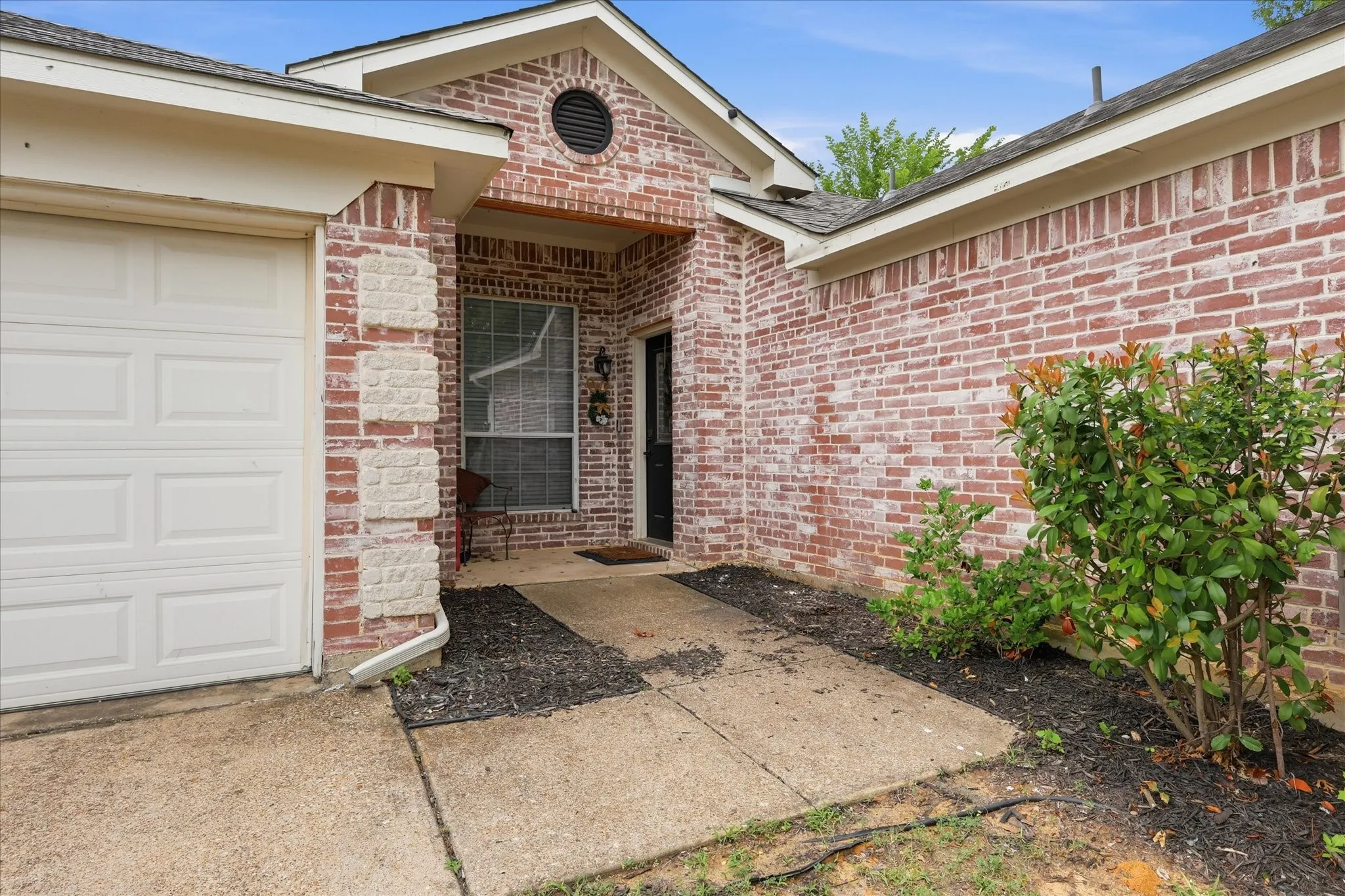 Single Family Residence For Sale in Tarrant County , 5002 Bayberry Drive, Arlington, Texas 76017, 3 Bedroom, 2 Bathroom, 2 Garage spaces, 1,775 Sqft, built in 2002, mls#21303978, Real Estate Agent in Arlington, Homes For Sale in Tarrant county, Homes For Sale in Arlington, Realtor in Arlington Texas, Real Estate Brokerage Independent Realty Texas, Luminita Cordes Realtor