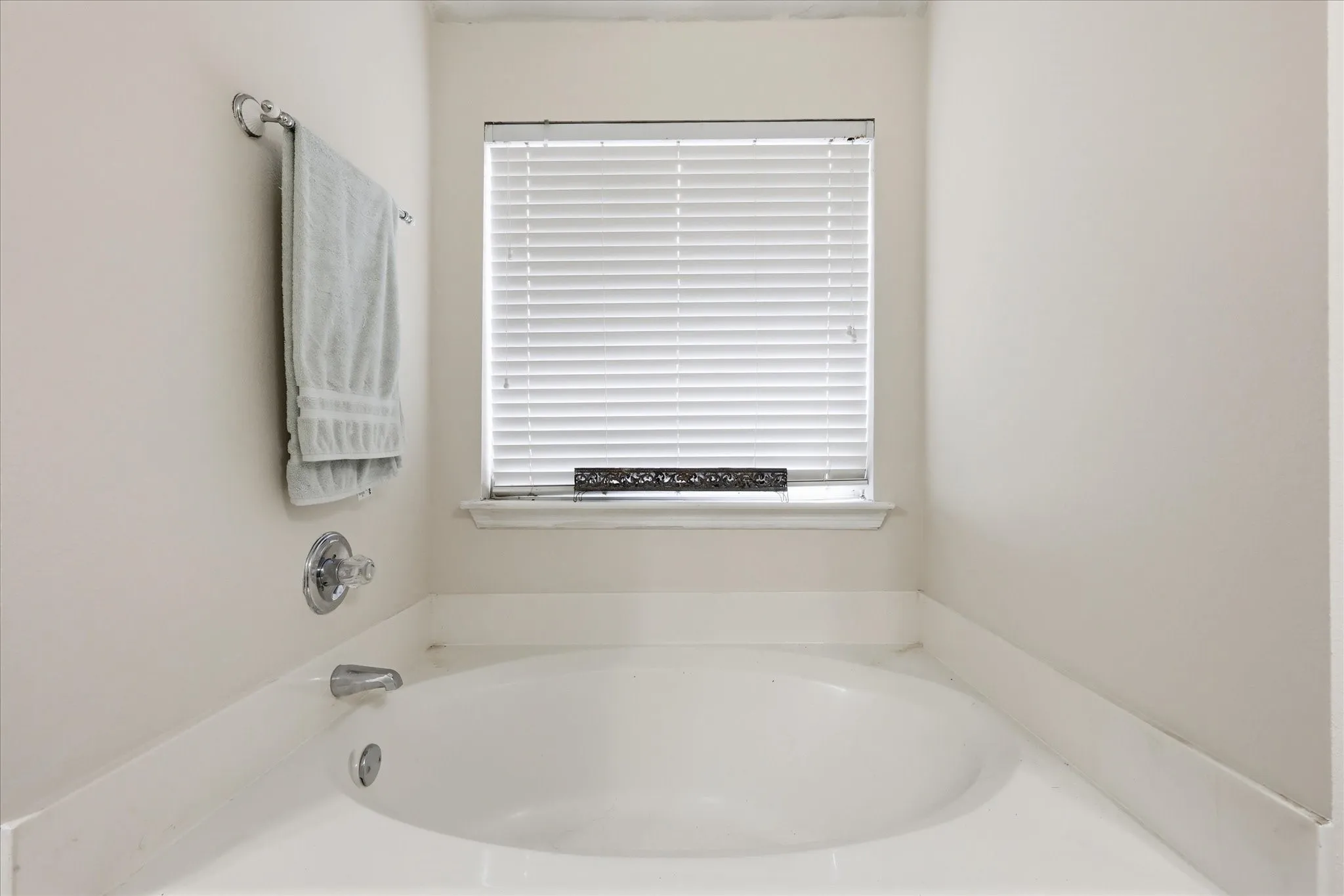 Single Family Residence For Sale in Tarrant County , 5002 Bayberry Drive, Arlington, Texas 76017, 3 Bedroom, 2 Bathroom, 2 Garage spaces, 1,775 Sqft, built in 2002, mls#21303978, Real Estate Agent in Arlington, Homes For Sale in Tarrant county, Homes For Sale in Arlington, Realtor in Arlington Texas, Real Estate Brokerage Independent Realty Texas, Luminita Cordes Realtor