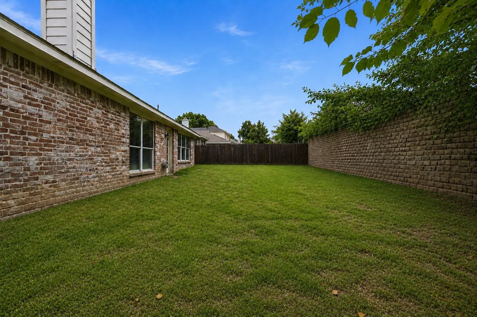 Single Family Residence For Sale in Tarrant County , 5002 Bayberry Drive, Arlington, Texas 76017, 3 Bedroom, 2 Bathroom, 2 Garage spaces, 1,775 Sqft, built in 2002, mls#21303978, Real Estate Agent in Arlington, Homes For Sale in Tarrant county, Homes For Sale in Arlington, Realtor in Arlington Texas, Real Estate Brokerage Independent Realty Texas, Luminita Cordes Realtor