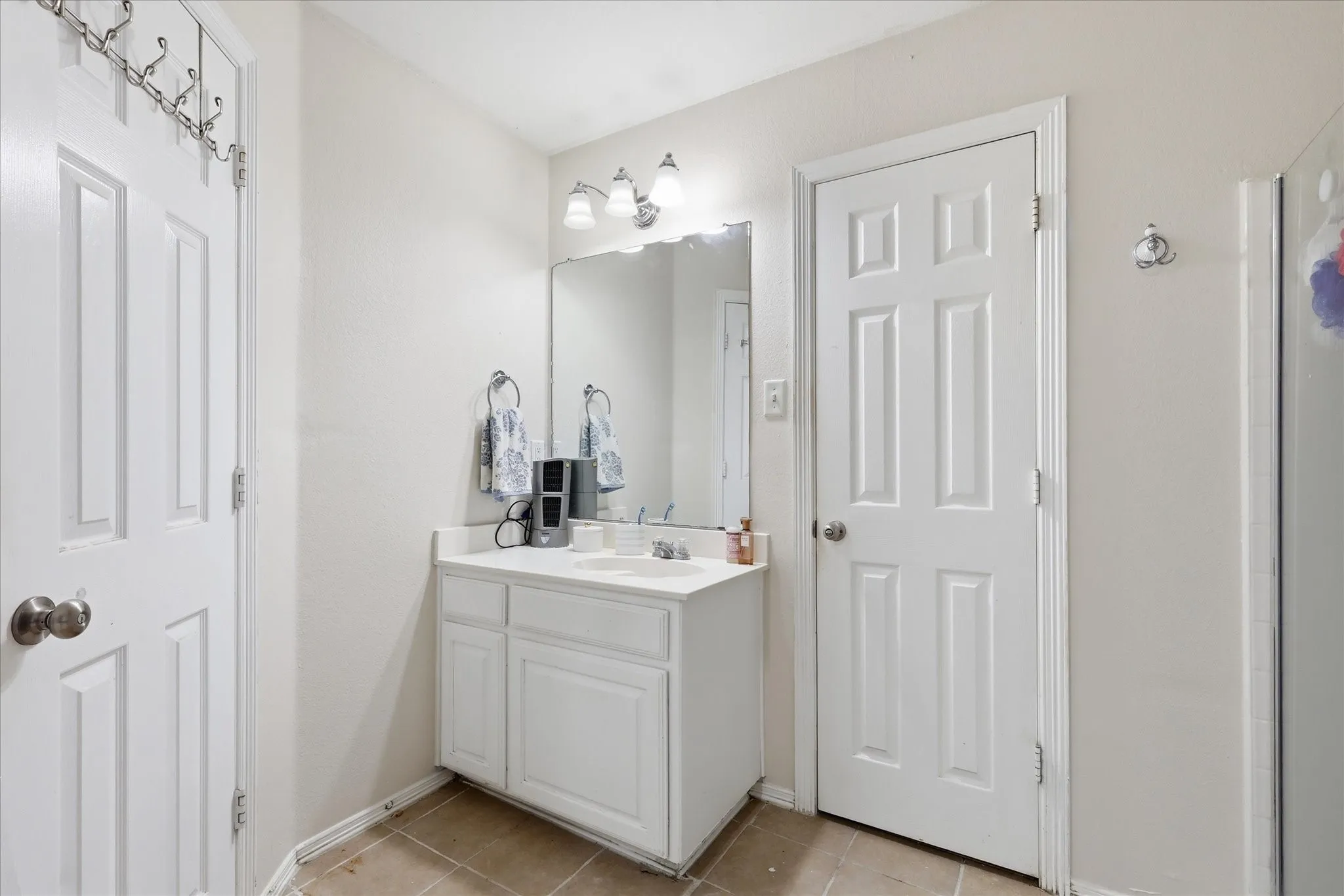 Single Family Residence For Sale in Tarrant County , 5002 Bayberry Drive, Arlington, Texas 76017, 3 Bedroom, 2 Bathroom, 2 Garage spaces, 1,775 Sqft, built in 2002, mls#21303978, Real Estate Agent in Arlington, Homes For Sale in Tarrant county, Homes For Sale in Arlington, Realtor in Arlington Texas, Real Estate Brokerage Independent Realty Texas, Luminita Cordes Realtor