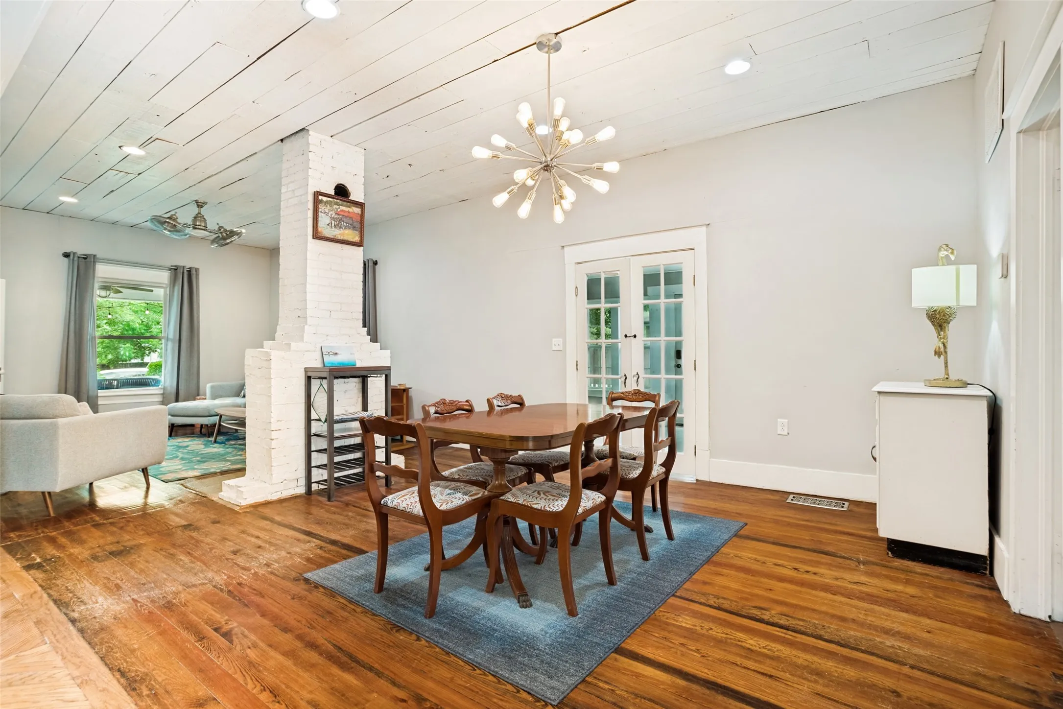 OPEN CONCEPT LIVING, DINING AND KITCHEN AREA