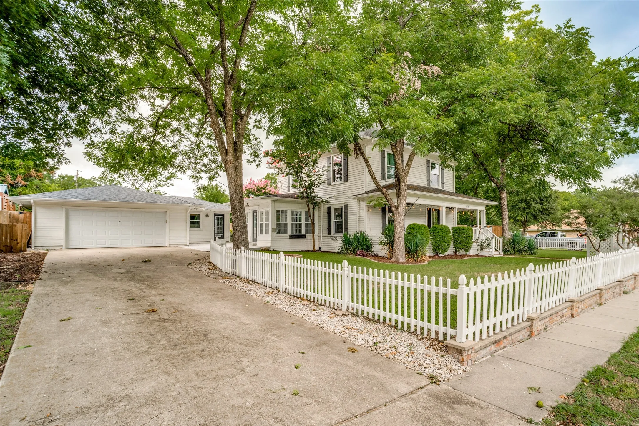 STUNNING PICKET FENCES WELCOME YOU HOME