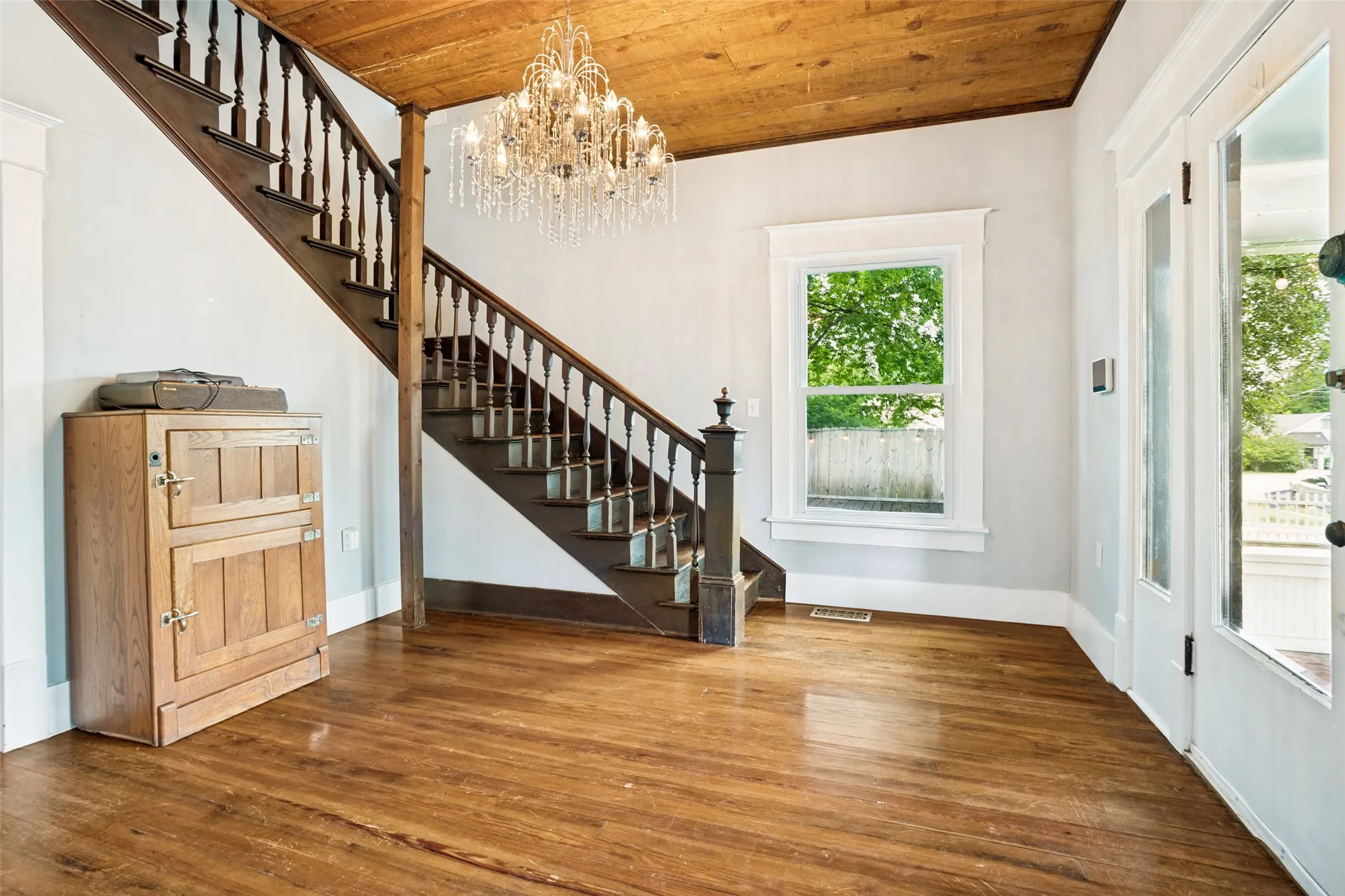 AS YOU ENTER THE FRONT DOOR YOU ARE GREETED WITH A BEAUTIFUL STAIRCASE LEADING TO BEDROOMS