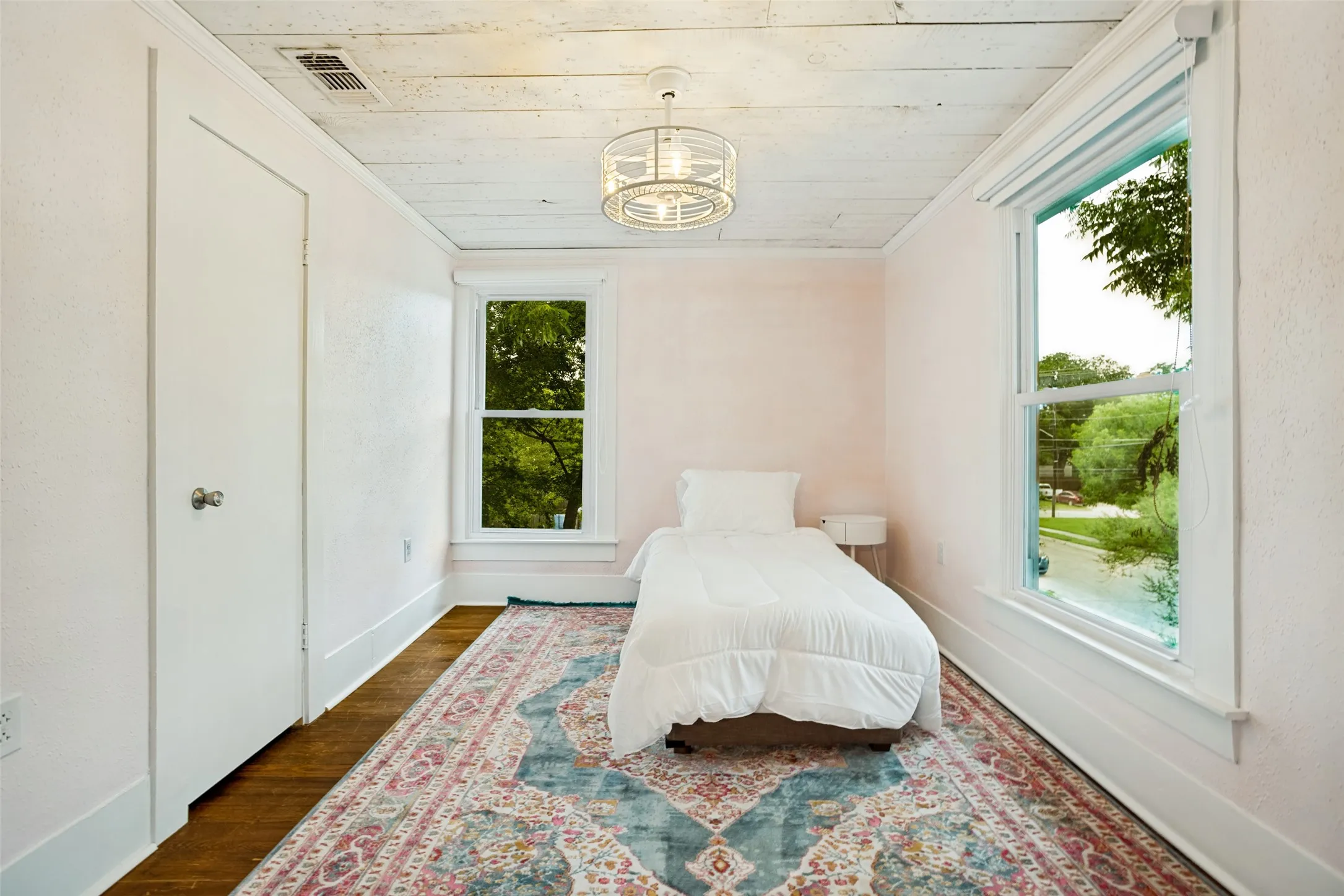 SECONDARY BEDROOM UPSTAIRS OVERLOOKING THE FRONT OF THE HOME WITH BEAUTIFUL TREES. A TREEHOUSE FEEL