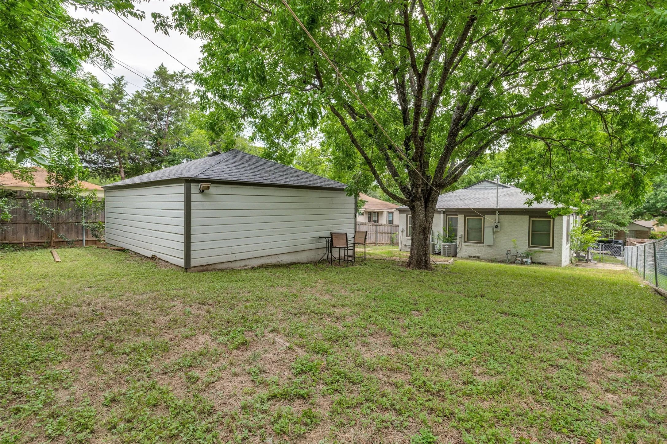 Duplex For Sale in Dallas County , 410 N Oak Cliff Boulevard, Dallas, Texas 75208, 2 Bedroom, 2 Bathroom, 2 Garage spaces, 0 Sqft, built in 1942, mls#21311742, Real Estate Agent in Dallas, Homes For Sale in Dallas county, Homes For Sale in Dallas, Realtor in Dallas Texas, Real Estate Brokerage Independent Realty Texas, Luminita Cordes Realtor