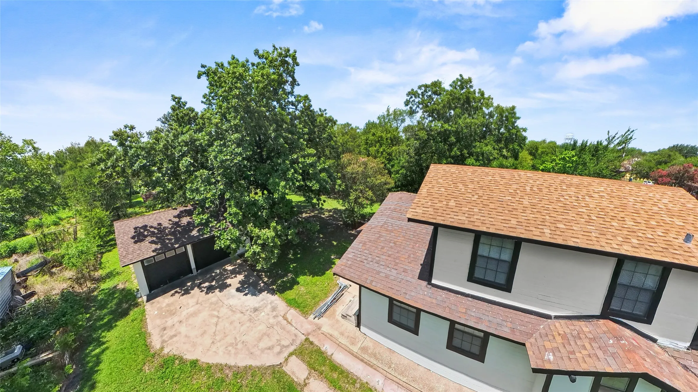 Single Family Residence For Sale in Limestone County , 812 E Sumpter, Mexia, Texas 76667, 4 Bedroom, 2 Bathroom, Garage spaces, 1,956 Sqft, built in 1926, mls#21309579, Real Estate Agent in Mexia, Homes For Sale in Limestone county, Homes For Sale in Mexia, Realtor in Mexia Texas, Real Estate Brokerage Independent Realty Texas, Luminita Cordes Realtor