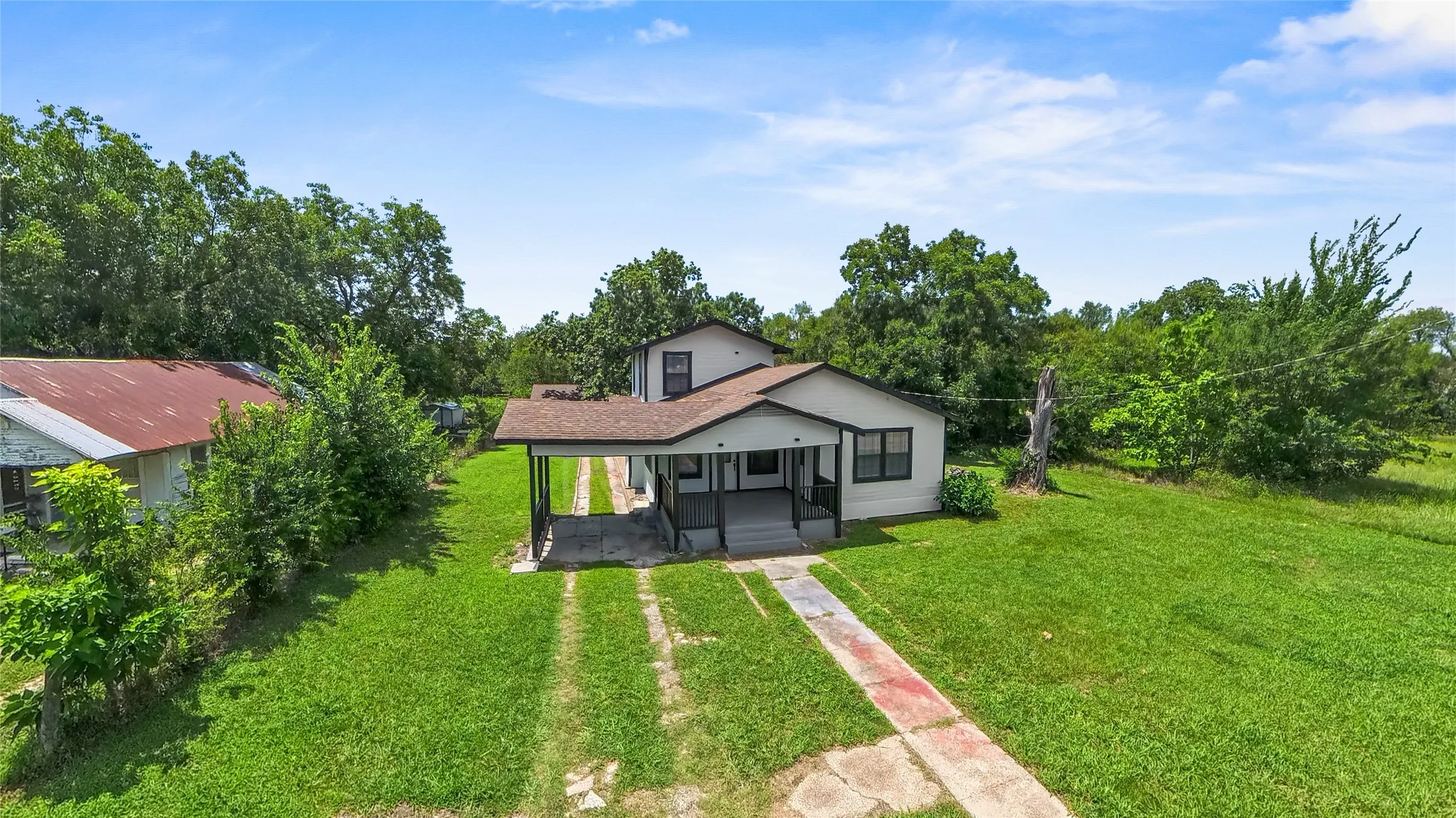 Single Family Residence For Sale in Limestone County , 812 E Sumpter, Mexia, Texas 76667, 4 Bedroom, 2 Bathroom, Garage spaces, 1,956 Sqft, built in 1926, mls#21309579, Real Estate Agent in Mexia, Homes For Sale in Limestone county, Homes For Sale in Mexia, Realtor in Mexia Texas, Real Estate Brokerage Independent Realty Texas, Luminita Cordes Realtor
