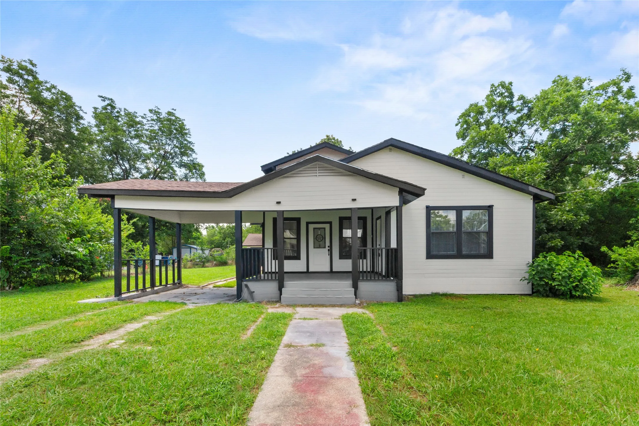 Single Family Residence For Sale in Limestone County , 812 E Sumpter, Mexia, Texas 76667, 4 Bedroom, 2 Bathroom, Garage spaces, 1,956 Sqft, built in 1926, mls#21309579, Real Estate Agent in Mexia, Homes For Sale in Limestone county, Homes For Sale in Mexia, Realtor in Mexia Texas, Real Estate Brokerage Independent Realty Texas, Luminita Cordes Realtor