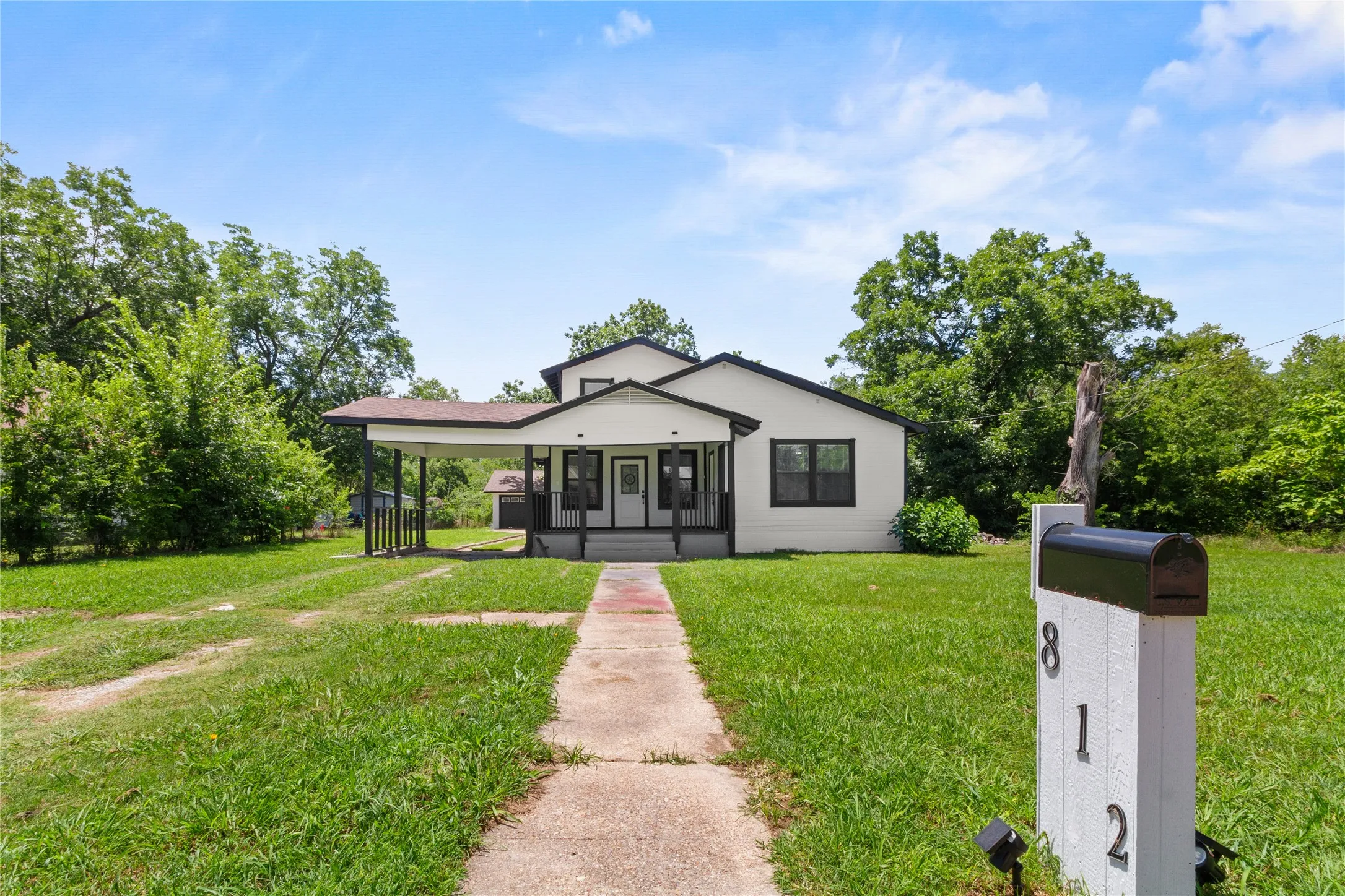 Single Family Residence For Sale in Limestone County , 812 E Sumpter, Mexia, Texas 76667, 4 Bedroom, 2 Bathroom, Garage spaces, 1,956 Sqft, built in 1926, mls#21309579, Real Estate Agent in Mexia, Homes For Sale in Limestone county, Homes For Sale in Mexia, Realtor in Mexia Texas, Real Estate Brokerage Independent Realty Texas, Luminita Cordes Realtor