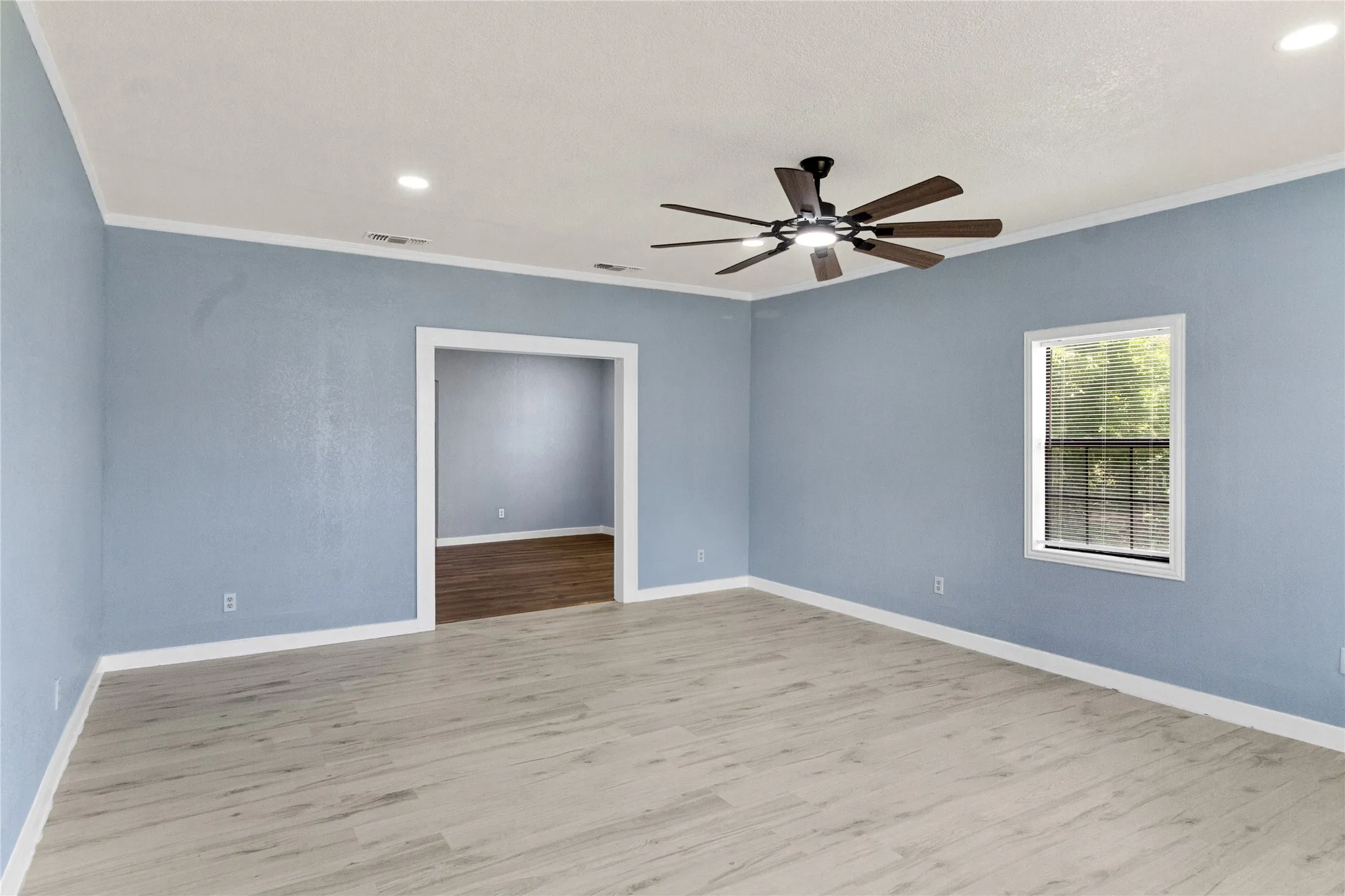 Single Family Residence For Sale in Limestone County , 812 E Sumpter, Mexia, Texas 76667, 4 Bedroom, 2 Bathroom, Garage spaces, 1,956 Sqft, built in 1926, mls#21309579, Real Estate Agent in Mexia, Homes For Sale in Limestone county, Homes For Sale in Mexia, Realtor in Mexia Texas, Real Estate Brokerage Independent Realty Texas, Luminita Cordes Realtor