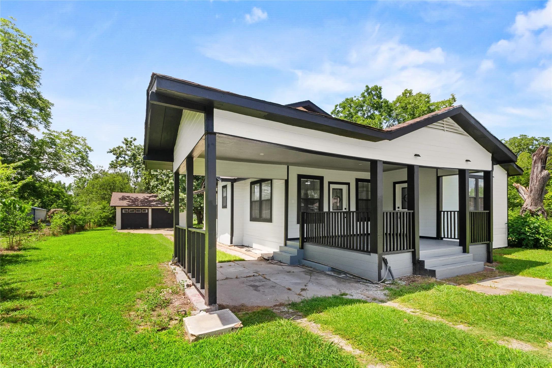 Single Family Residence For Sale in Limestone County , 812 E Sumpter, Mexia, Texas 76667, 4 Bedroom, 2 Bathroom, Garage spaces, 1,956 Sqft, built in 1926, mls#21309579, Real Estate Agent in Mexia, Homes For Sale in Limestone county, Homes For Sale in Mexia, Realtor in Mexia Texas, Real Estate Brokerage Independent Realty Texas, Luminita Cordes Realtor
