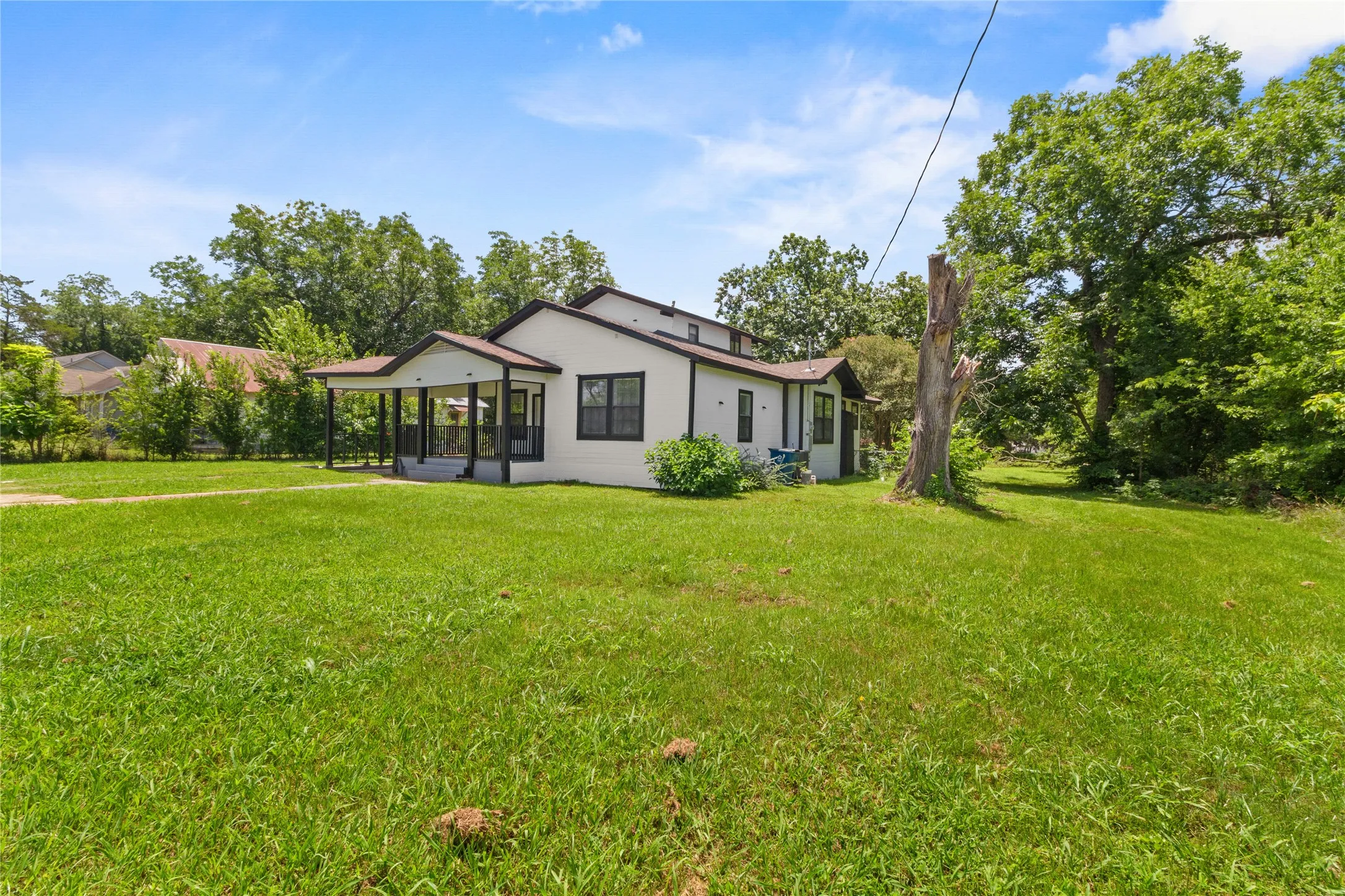 Single Family Residence For Sale in Limestone County , 812 E Sumpter, Mexia, Texas 76667, 4 Bedroom, 2 Bathroom, Garage spaces, 1,956 Sqft, built in 1926, mls#21309579, Real Estate Agent in Mexia, Homes For Sale in Limestone county, Homes For Sale in Mexia, Realtor in Mexia Texas, Real Estate Brokerage Independent Realty Texas, Luminita Cordes Realtor