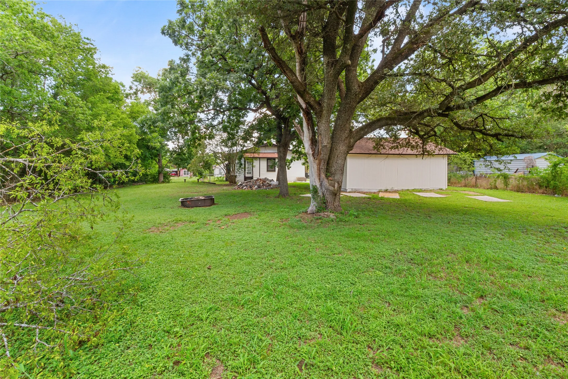 Single Family Residence For Sale in Limestone County , 812 E Sumpter, Mexia, Texas 76667, 4 Bedroom, 2 Bathroom, Garage spaces, 1,956 Sqft, built in 1926, mls#21309579, Real Estate Agent in Mexia, Homes For Sale in Limestone county, Homes For Sale in Mexia, Realtor in Mexia Texas, Real Estate Brokerage Independent Realty Texas, Luminita Cordes Realtor