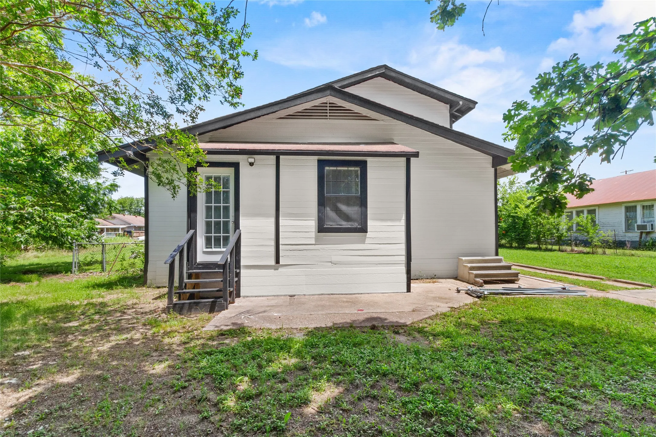 Single Family Residence For Sale in Limestone County , 812 E Sumpter, Mexia, Texas 76667, 4 Bedroom, 2 Bathroom, Garage spaces, 1,956 Sqft, built in 1926, mls#21309579, Real Estate Agent in Mexia, Homes For Sale in Limestone county, Homes For Sale in Mexia, Realtor in Mexia Texas, Real Estate Brokerage Independent Realty Texas, Luminita Cordes Realtor