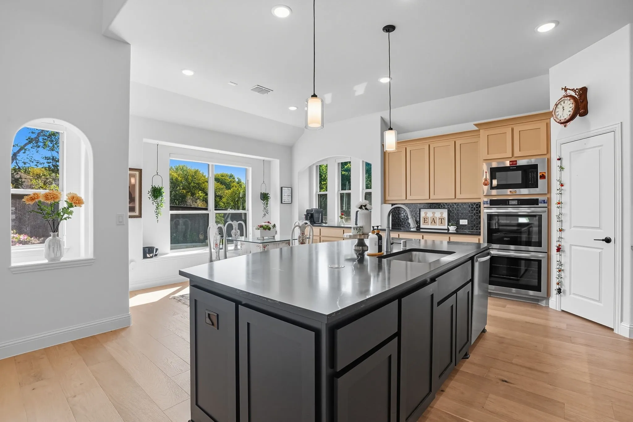Central kitchen island with an undermount sink and pendant lighting