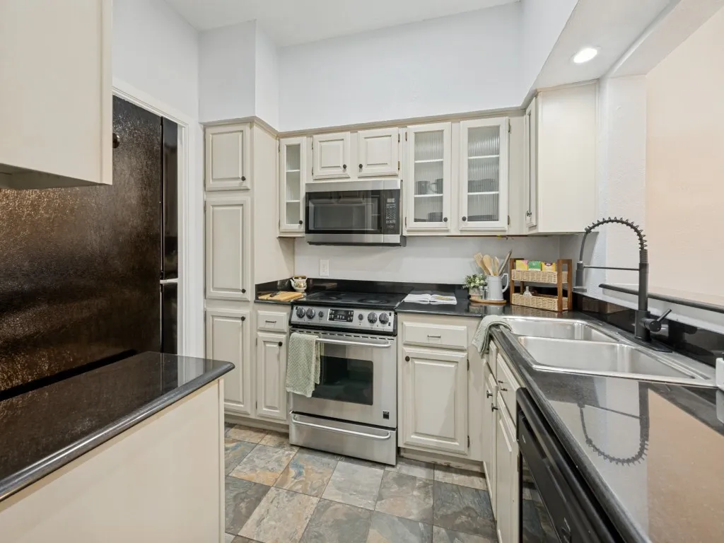 Condominium For Sale in Tarrant County , 1200 Riverchase Lane 125, Arlington, Texas 76011, 2 Bedroom, 2 Bathroom, 1 Garage spaces, 939 Sqft, built in 1983, mls#21312568, Real Estate Agent in Arlington, Homes For Sale in Tarrant county, Homes For Sale in Arlington, Realtor in Arlington Texas, Real Estate Brokerage Independent Realty Texas, Luminita Cordes Realtor