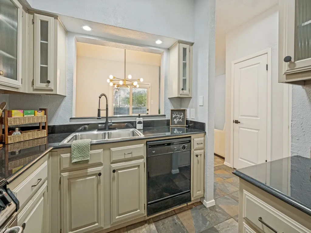 Condominium For Sale in Tarrant County , 1200 Riverchase Lane 125, Arlington, Texas 76011, 2 Bedroom, 2 Bathroom, 1 Garage spaces, 939 Sqft, built in 1983, mls#21312568, Real Estate Agent in Arlington, Homes For Sale in Tarrant county, Homes For Sale in Arlington, Realtor in Arlington Texas, Real Estate Brokerage Independent Realty Texas, Luminita Cordes Realtor