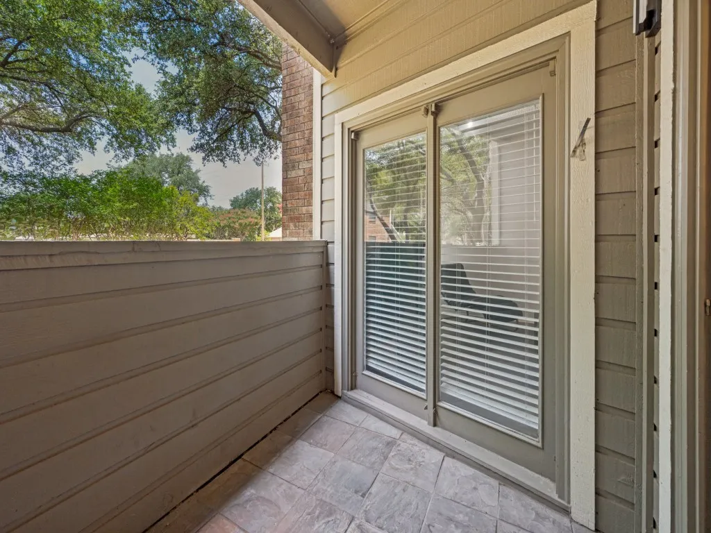 Condominium For Sale in Tarrant County , 1200 Riverchase Lane 125, Arlington, Texas 76011, 2 Bedroom, 2 Bathroom, 1 Garage spaces, 939 Sqft, built in 1983, mls#21312568, Real Estate Agent in Arlington, Homes For Sale in Tarrant county, Homes For Sale in Arlington, Realtor in Arlington Texas, Real Estate Brokerage Independent Realty Texas, Luminita Cordes Realtor