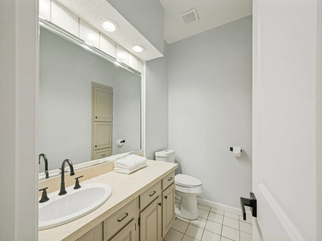 Condominium For Sale in Tarrant County , 1200 Riverchase Lane 125, Arlington, Texas 76011, 2 Bedroom, 2 Bathroom, 1 Garage spaces, 939 Sqft, built in 1983, mls#21312568, Real Estate Agent in Arlington, Homes For Sale in Tarrant county, Homes For Sale in Arlington, Realtor in Arlington Texas, Real Estate Brokerage Independent Realty Texas, Luminita Cordes Realtor