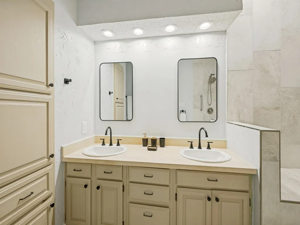 Condominium For Sale in Tarrant County , 1200 Riverchase Lane 125, Arlington, Texas 76011, 2 Bedroom, 2 Bathroom, 1 Garage spaces, 939 Sqft, built in 1983, mls#21312568, Real Estate Agent in Arlington, Homes For Sale in Tarrant county, Homes For Sale in Arlington, Realtor in Arlington Texas, Real Estate Brokerage Independent Realty Texas, Luminita Cordes Realtor