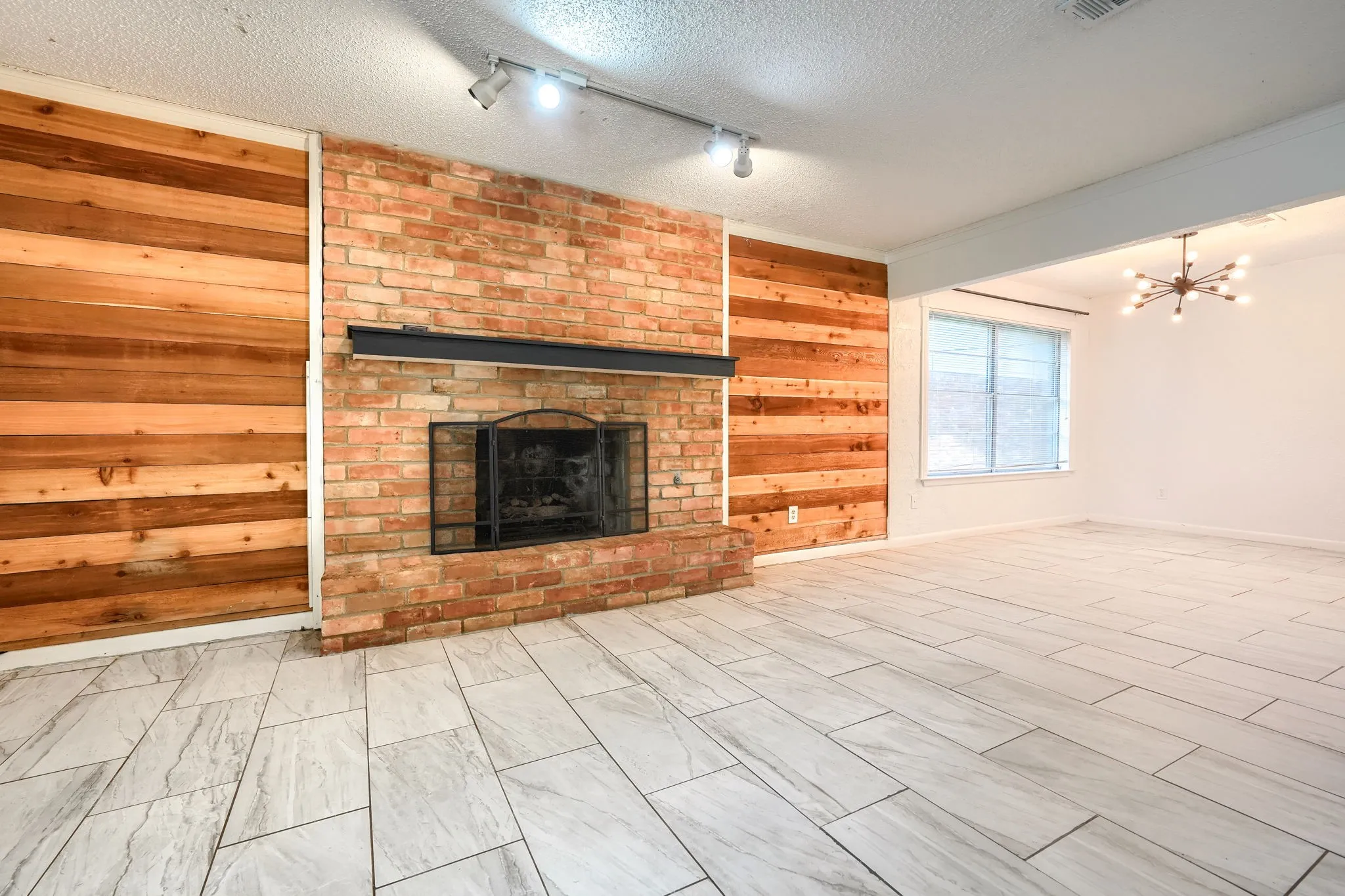 Single Family Residence For Sale in Tarrant County , 821 Prestwick Street, Bedford, Texas 76022, 3 Bedroom, 2 Bathroom, 2 Garage spaces, 1,390 Sqft, built in 1968, mls#21311104, Real Estate Agent in Bedford, Homes For Sale in Tarrant county, Homes For Sale in Bedford, Realtor in Bedford Texas, Real Estate Brokerage Independent Realty Texas, Luminita Cordes Realtor
