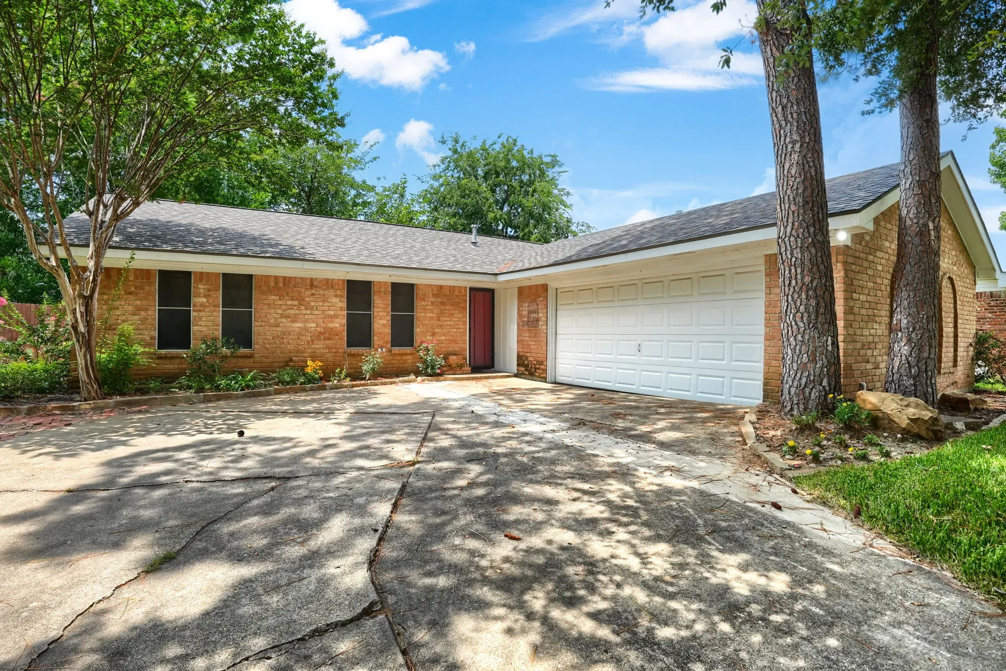 Single Family Residence For Sale in Tarrant County , 821 Prestwick Street, Bedford, Texas 76022, 3 Bedroom, 2 Bathroom, 2 Garage spaces, 1,390 Sqft, built in 1968, mls#21311104, Real Estate Agent in Bedford, Homes For Sale in Tarrant county, Homes For Sale in Bedford, Realtor in Bedford Texas, Real Estate Brokerage Independent Realty Texas, Luminita Cordes Realtor