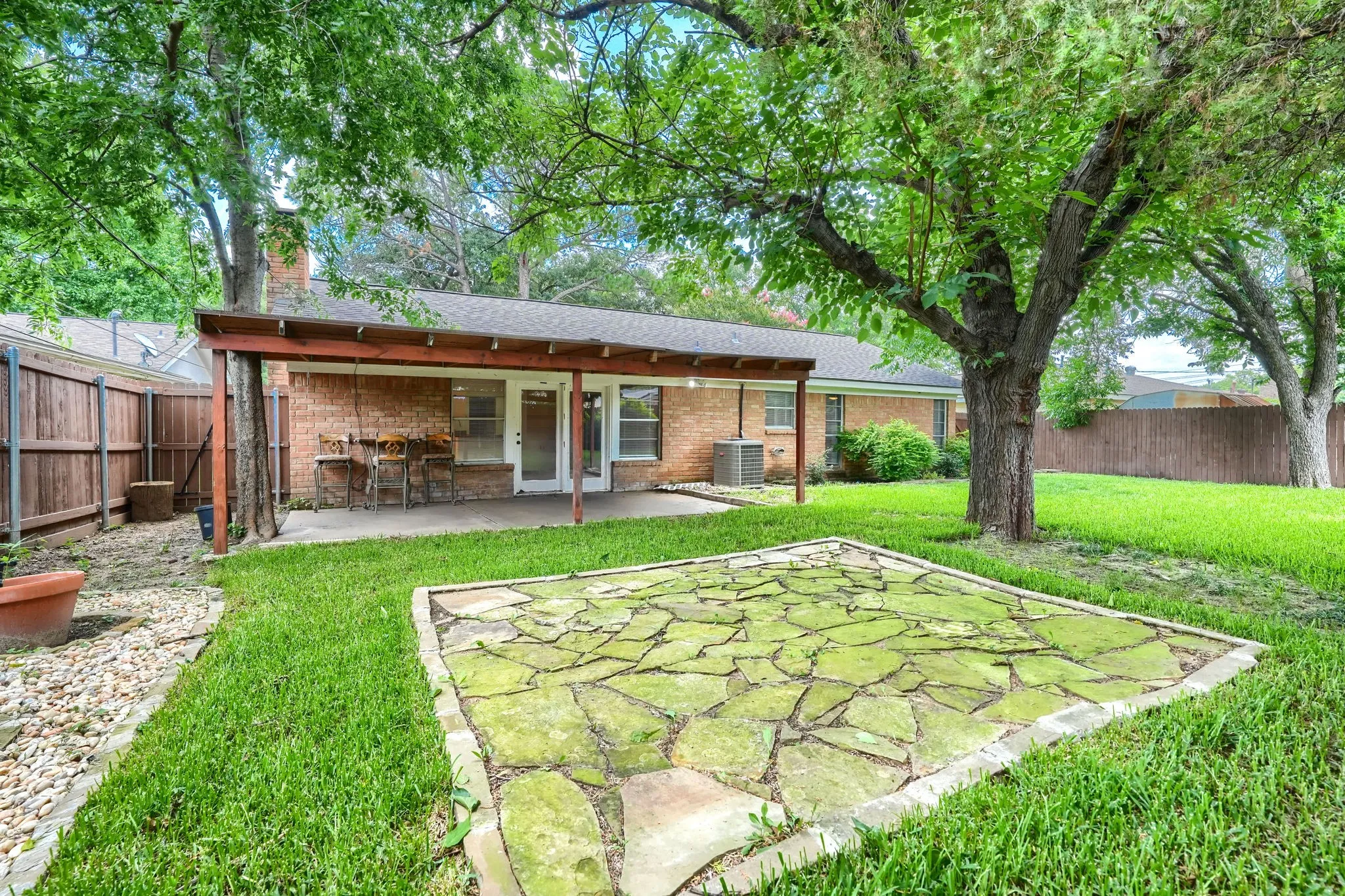 Single Family Residence For Sale in Tarrant County , 821 Prestwick Street, Bedford, Texas 76022, 3 Bedroom, 2 Bathroom, 2 Garage spaces, 1,390 Sqft, built in 1968, mls#21311104, Real Estate Agent in Bedford, Homes For Sale in Tarrant county, Homes For Sale in Bedford, Realtor in Bedford Texas, Real Estate Brokerage Independent Realty Texas, Luminita Cordes Realtor