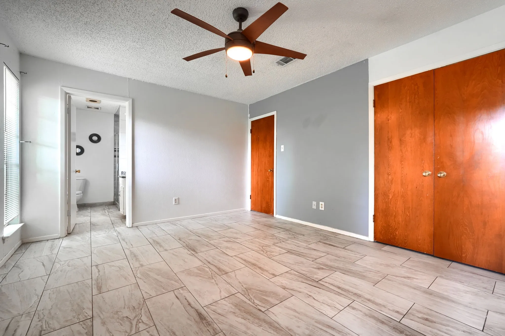 Single Family Residence For Sale in Tarrant County , 821 Prestwick Street, Bedford, Texas 76022, 3 Bedroom, 2 Bathroom, 2 Garage spaces, 1,390 Sqft, built in 1968, mls#21311104, Real Estate Agent in Bedford, Homes For Sale in Tarrant county, Homes For Sale in Bedford, Realtor in Bedford Texas, Real Estate Brokerage Independent Realty Texas, Luminita Cordes Realtor