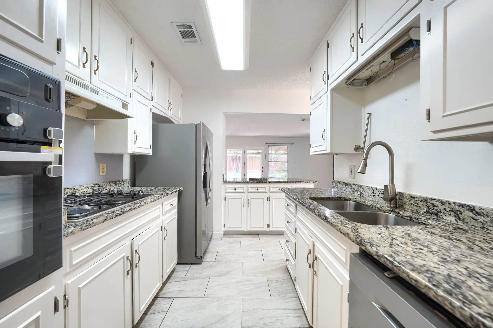 Single Family Residence For Sale in Tarrant County , 821 Prestwick Street, Bedford, Texas 76022, 3 Bedroom, 2 Bathroom, 2 Garage spaces, 1,390 Sqft, built in 1968, mls#21311104, Real Estate Agent in Bedford, Homes For Sale in Tarrant county, Homes For Sale in Bedford, Realtor in Bedford Texas, Real Estate Brokerage Independent Realty Texas, Luminita Cordes Realtor