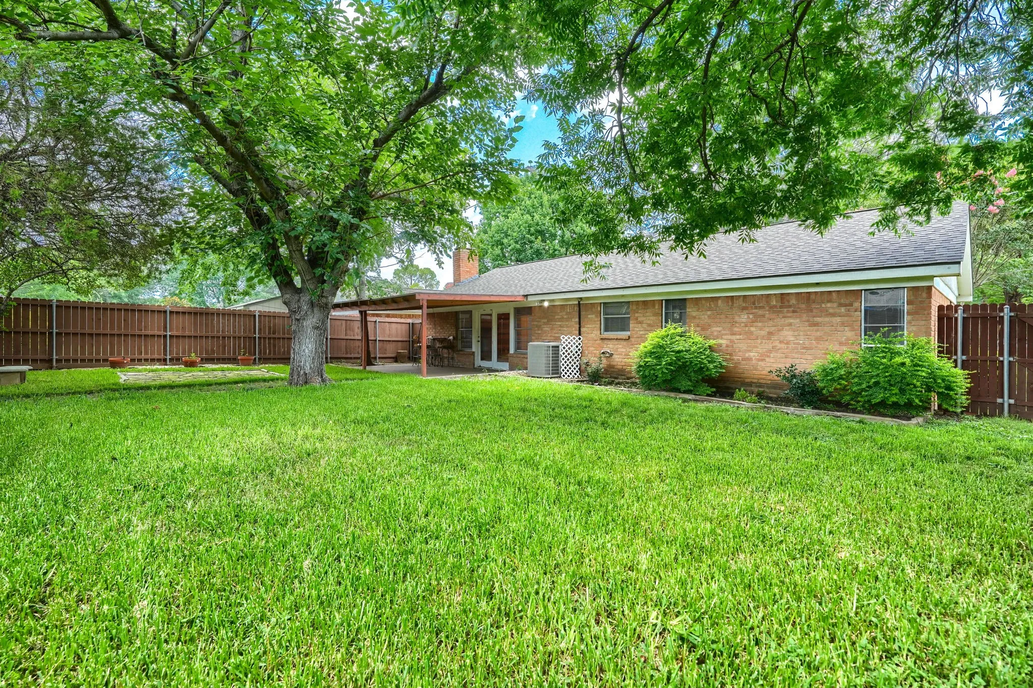 Single Family Residence For Sale in Tarrant County , 821 Prestwick Street, Bedford, Texas 76022, 3 Bedroom, 2 Bathroom, 2 Garage spaces, 1,390 Sqft, built in 1968, mls#21311104, Real Estate Agent in Bedford, Homes For Sale in Tarrant county, Homes For Sale in Bedford, Realtor in Bedford Texas, Real Estate Brokerage Independent Realty Texas, Luminita Cordes Realtor