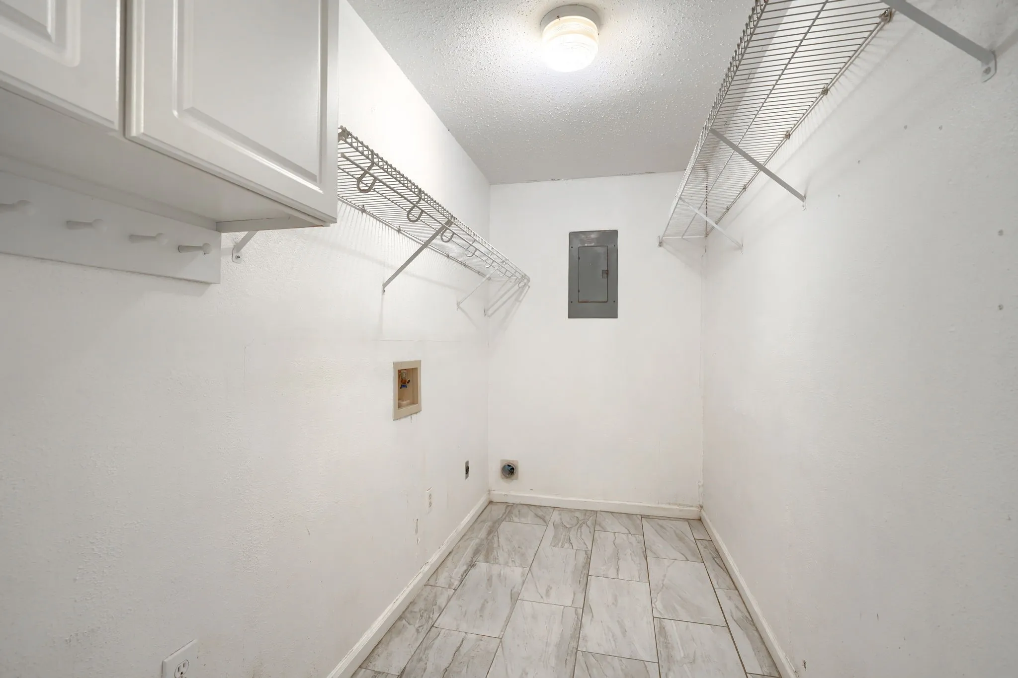Single Family Residence For Sale in Tarrant County , 821 Prestwick Street, Bedford, Texas 76022, 3 Bedroom, 2 Bathroom, 2 Garage spaces, 1,390 Sqft, built in 1968, mls#21311104, Real Estate Agent in Bedford, Homes For Sale in Tarrant county, Homes For Sale in Bedford, Realtor in Bedford Texas, Real Estate Brokerage Independent Realty Texas, Luminita Cordes Realtor