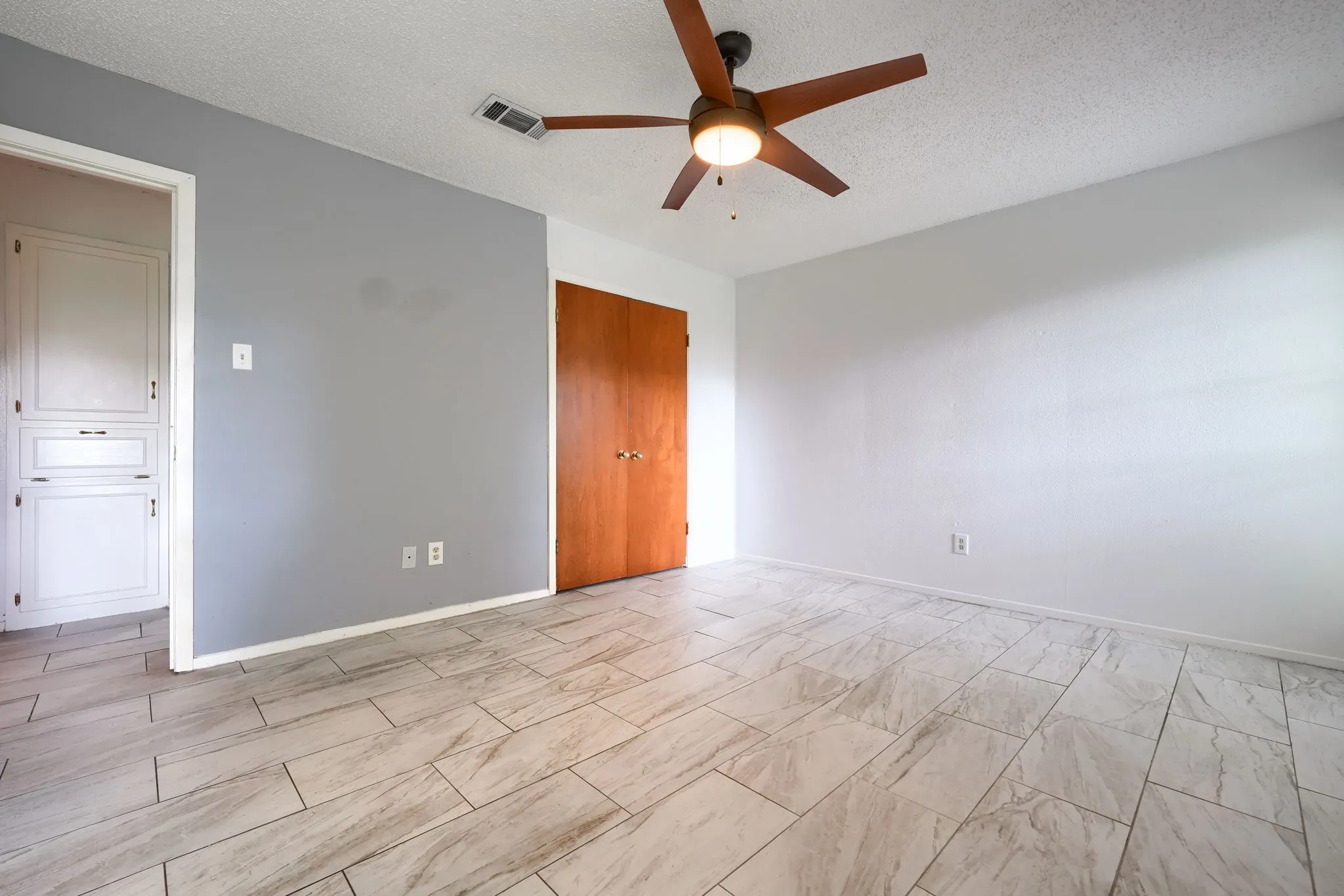 Single Family Residence For Sale in Tarrant County , 821 Prestwick Street, Bedford, Texas 76022, 3 Bedroom, 2 Bathroom, 2 Garage spaces, 1,390 Sqft, built in 1968, mls#21311104, Real Estate Agent in Bedford, Homes For Sale in Tarrant county, Homes For Sale in Bedford, Realtor in Bedford Texas, Real Estate Brokerage Independent Realty Texas, Luminita Cordes Realtor