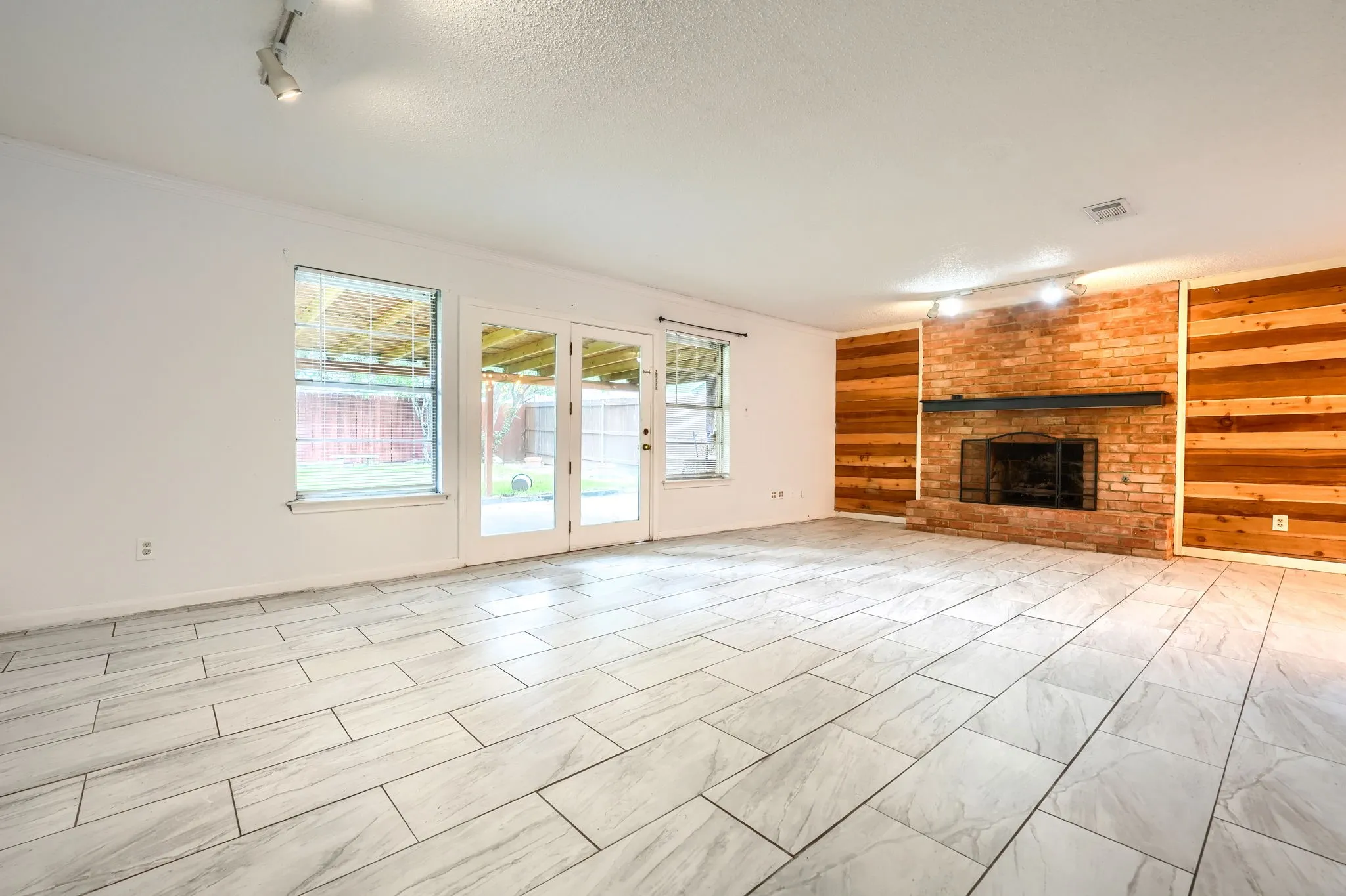 Single Family Residence For Sale in Tarrant County , 821 Prestwick Street, Bedford, Texas 76022, 3 Bedroom, 2 Bathroom, 2 Garage spaces, 1,390 Sqft, built in 1968, mls#21311104, Real Estate Agent in Bedford, Homes For Sale in Tarrant county, Homes For Sale in Bedford, Realtor in Bedford Texas, Real Estate Brokerage Independent Realty Texas, Luminita Cordes Realtor