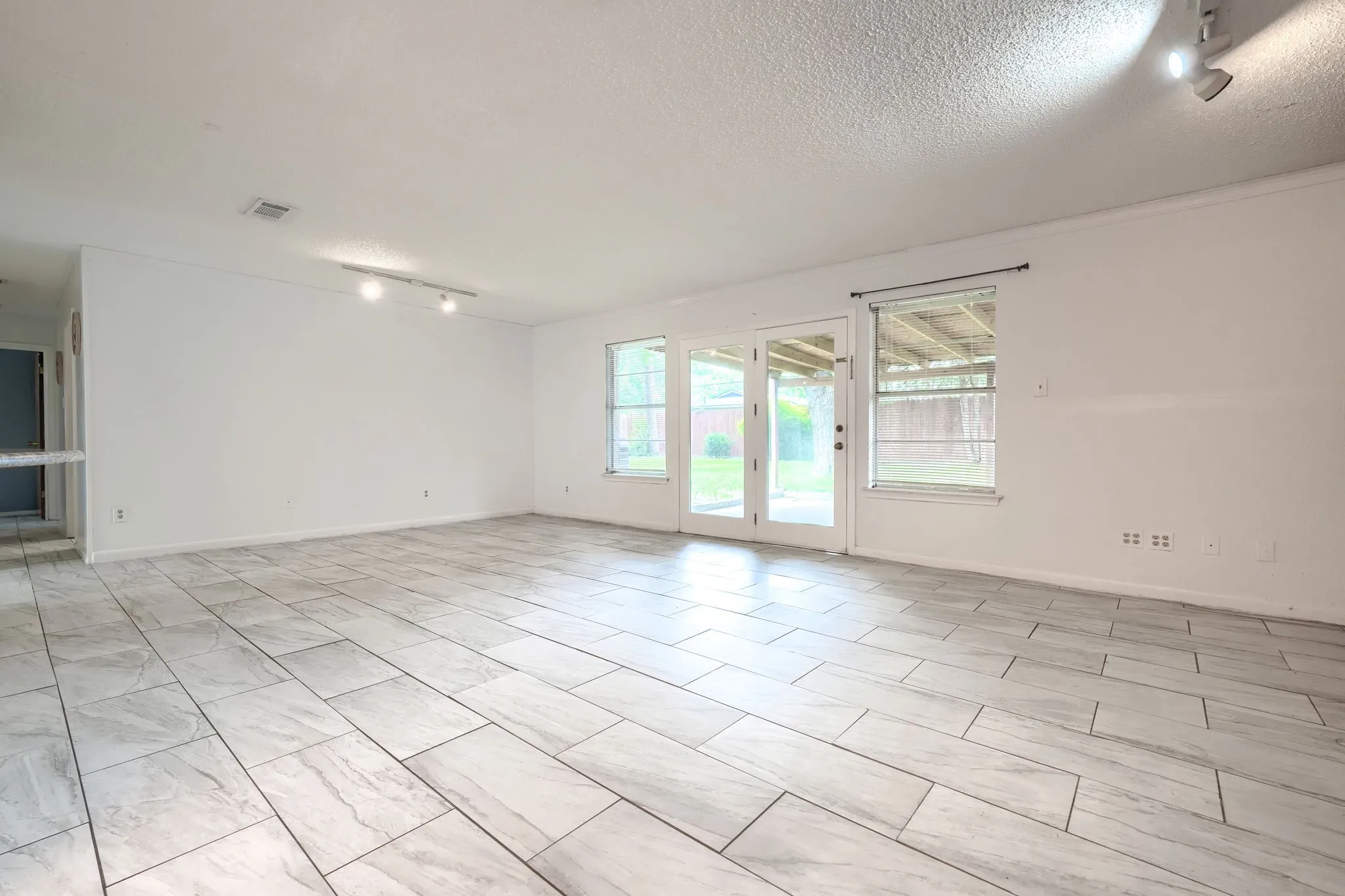 Single Family Residence For Sale in Tarrant County , 821 Prestwick Street, Bedford, Texas 76022, 3 Bedroom, 2 Bathroom, 2 Garage spaces, 1,390 Sqft, built in 1968, mls#21311104, Real Estate Agent in Bedford, Homes For Sale in Tarrant county, Homes For Sale in Bedford, Realtor in Bedford Texas, Real Estate Brokerage Independent Realty Texas, Luminita Cordes Realtor