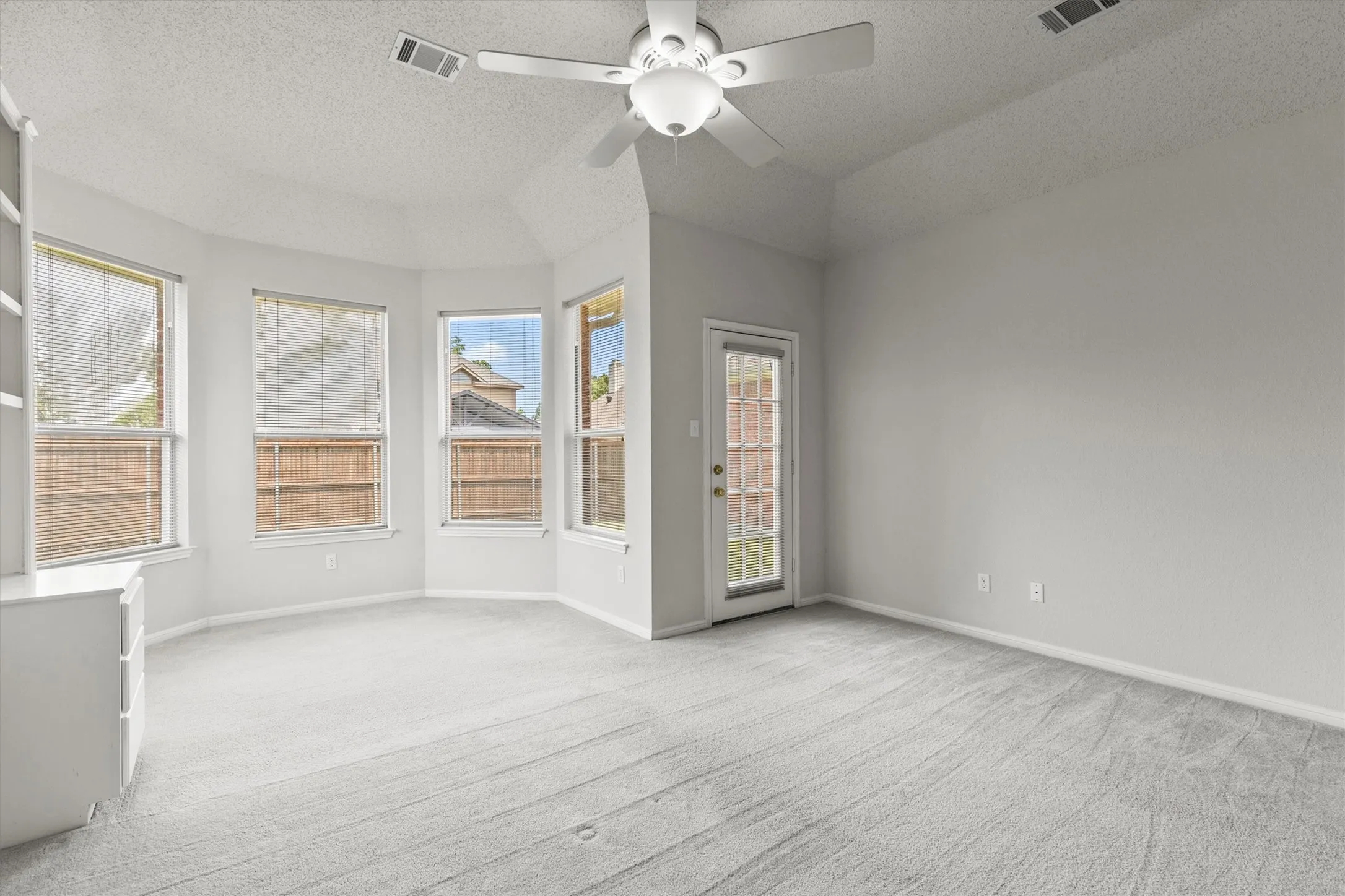 Single Family Residence For Sale in Dallas County , 7201 Armstrong Lane, Rowlett, Texas 75089, 3 Bedroom, 2 Bathroom, 2 Garage spaces, 2,198 Sqft, built in 1993, mls#21312622, Real Estate Agent in Rowlett, Homes For Sale in Dallas county, Homes For Sale in Rowlett, Realtor in Rowlett Texas, Real Estate Brokerage Independent Realty Texas, Luminita Cordes Realtor