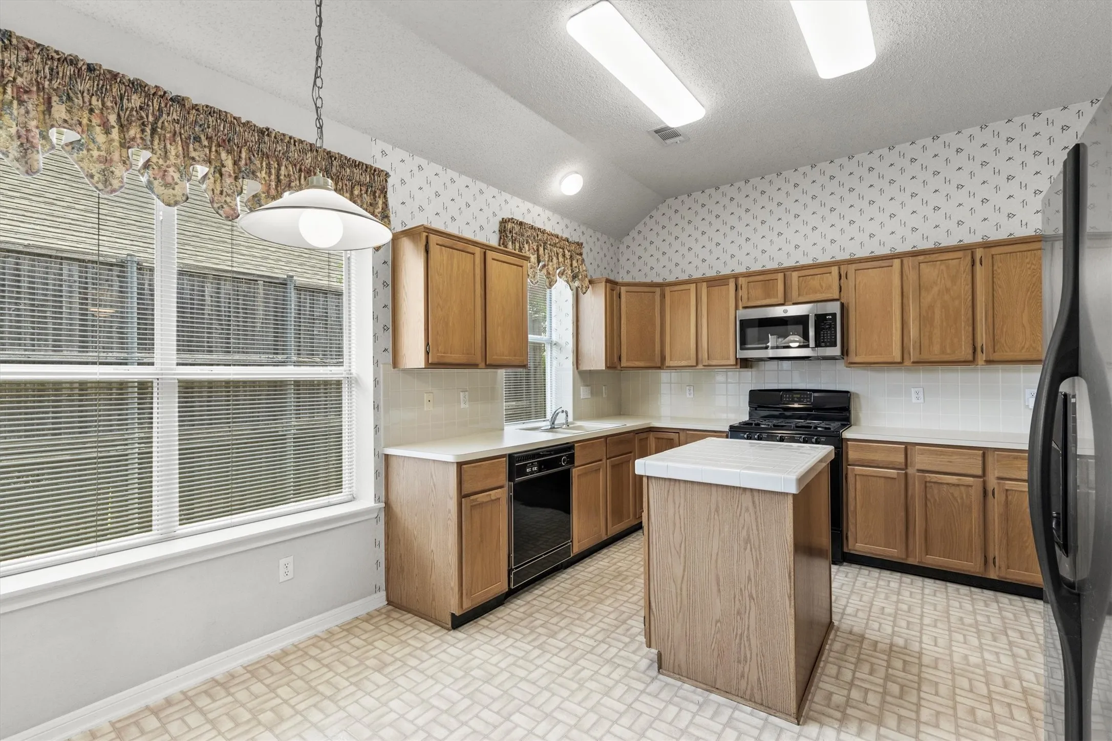 Single Family Residence For Sale in Dallas County , 7201 Armstrong Lane, Rowlett, Texas 75089, 3 Bedroom, 2 Bathroom, 2 Garage spaces, 2,198 Sqft, built in 1993, mls#21312622, Real Estate Agent in Rowlett, Homes For Sale in Dallas county, Homes For Sale in Rowlett, Realtor in Rowlett Texas, Real Estate Brokerage Independent Realty Texas, Luminita Cordes Realtor