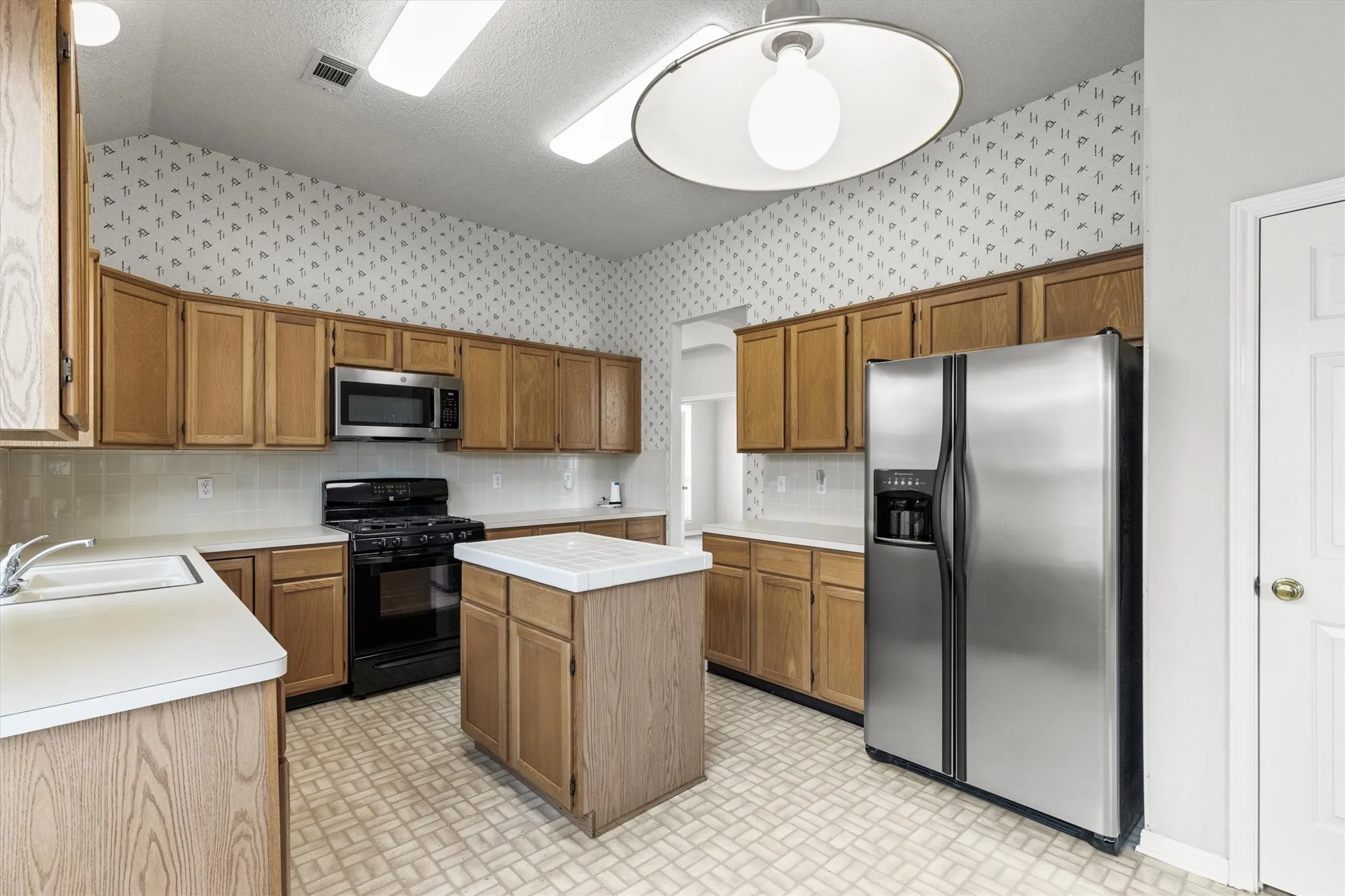 Single Family Residence For Sale in Dallas County , 7201 Armstrong Lane, Rowlett, Texas 75089, 3 Bedroom, 2 Bathroom, 2 Garage spaces, 2,198 Sqft, built in 1993, mls#21312622, Real Estate Agent in Rowlett, Homes For Sale in Dallas county, Homes For Sale in Rowlett, Realtor in Rowlett Texas, Real Estate Brokerage Independent Realty Texas, Luminita Cordes Realtor