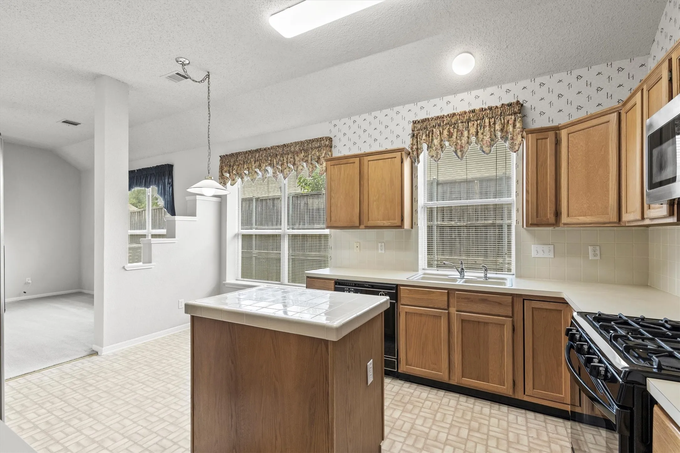 Single Family Residence For Sale in Dallas County , 7201 Armstrong Lane, Rowlett, Texas 75089, 3 Bedroom, 2 Bathroom, 2 Garage spaces, 2,198 Sqft, built in 1993, mls#21312622, Real Estate Agent in Rowlett, Homes For Sale in Dallas county, Homes For Sale in Rowlett, Realtor in Rowlett Texas, Real Estate Brokerage Independent Realty Texas, Luminita Cordes Realtor