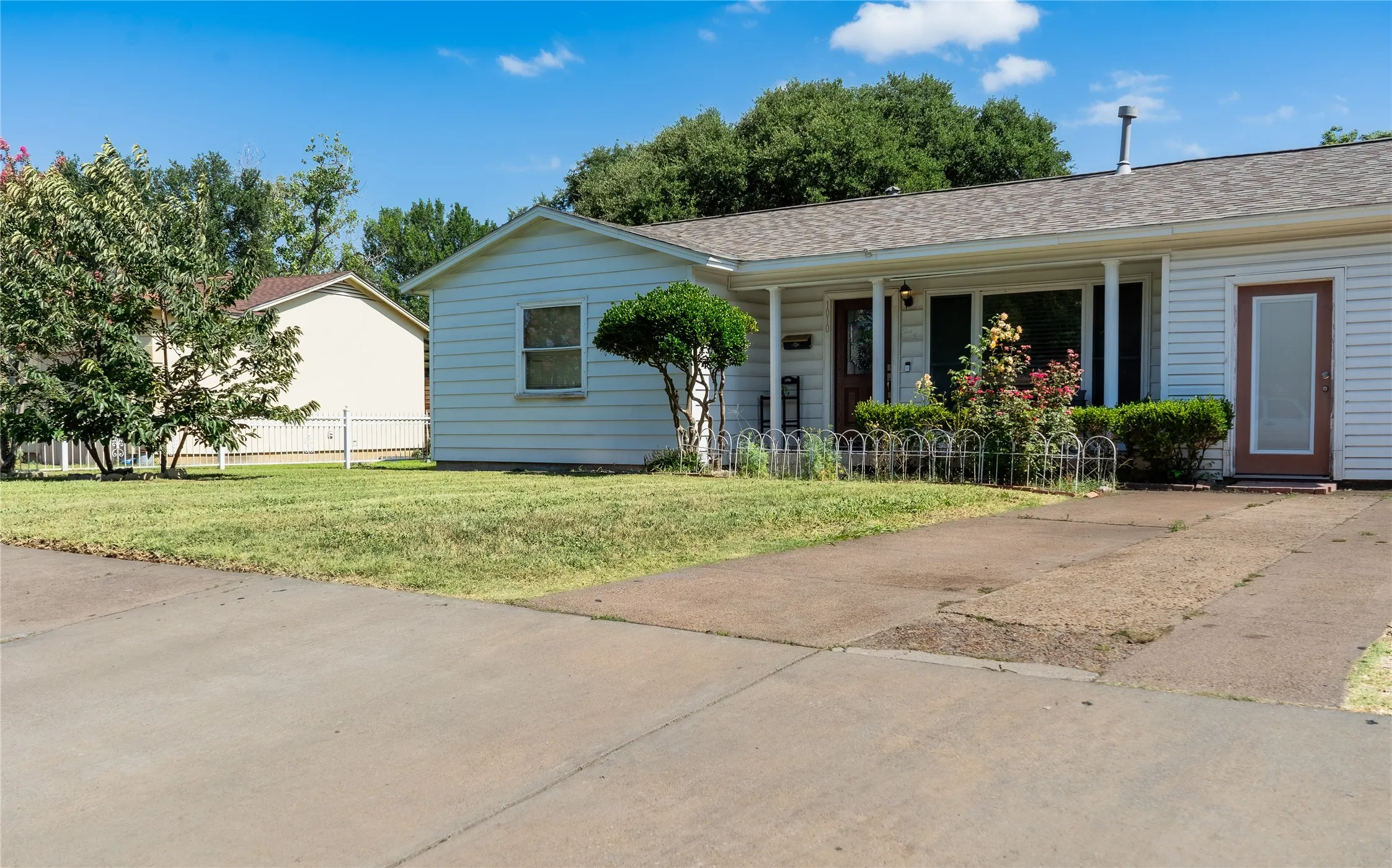 Single Family Residence For Sale in Dallas County , 1010 Mcclendon Street, Irving, Texas 75061, 4 Bedroom, 2 Bathroom, Garage spaces, 1,740 Sqft, built in 1954, mls#21312776, Real Estate Agent in Irving, Homes For Sale in Dallas county, Homes For Sale in Irving, Realtor in Irving Texas, Real Estate Brokerage Independent Realty Texas, Luminita Cordes Realtor
