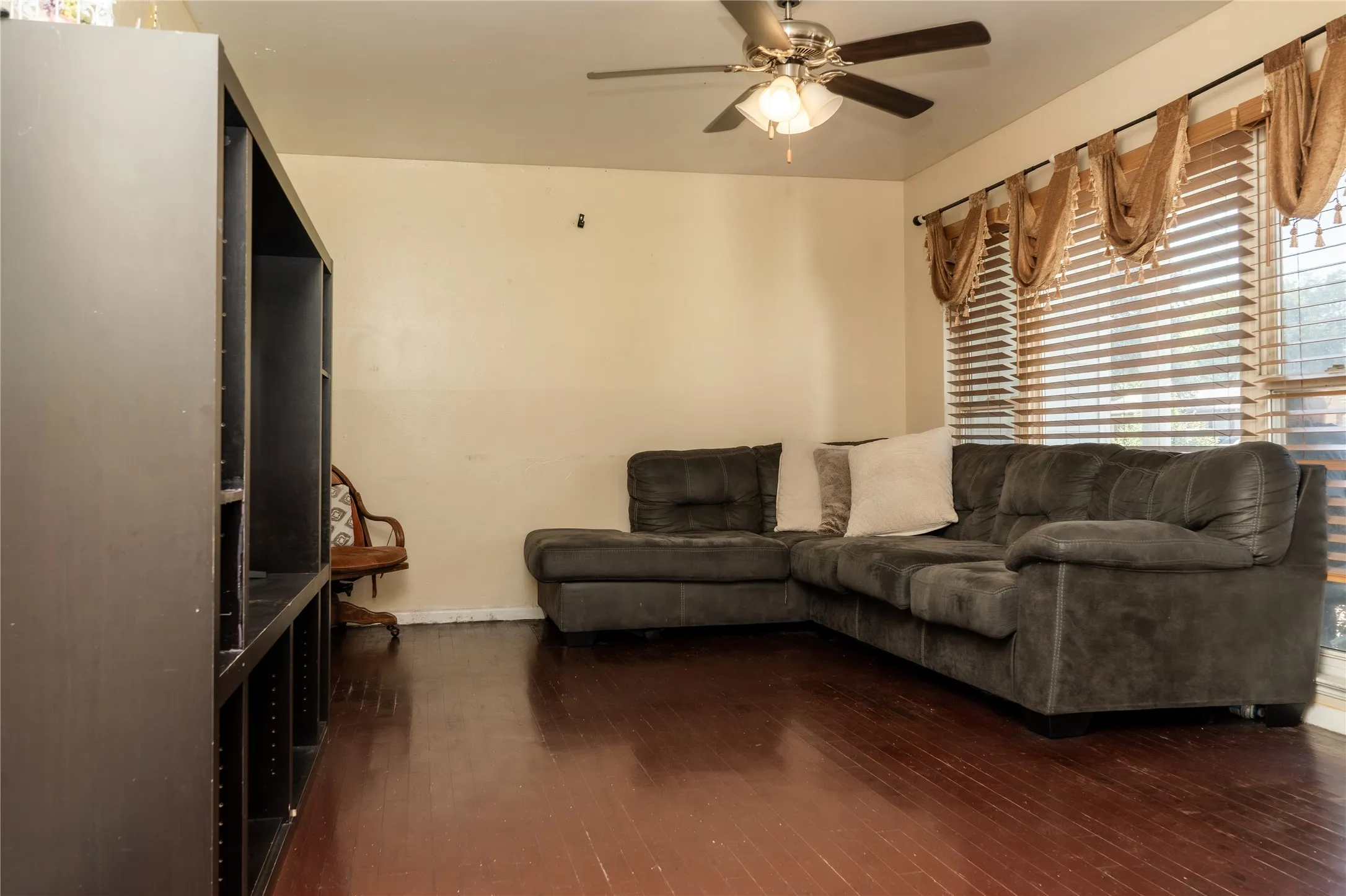 Single Family Residence For Sale in Dallas County , 1010 Mcclendon Street, Irving, Texas 75061, 4 Bedroom, 2 Bathroom, Garage spaces, 1,740 Sqft, built in 1954, mls#21312776, Real Estate Agent in Irving, Homes For Sale in Dallas county, Homes For Sale in Irving, Realtor in Irving Texas, Real Estate Brokerage Independent Realty Texas, Luminita Cordes Realtor