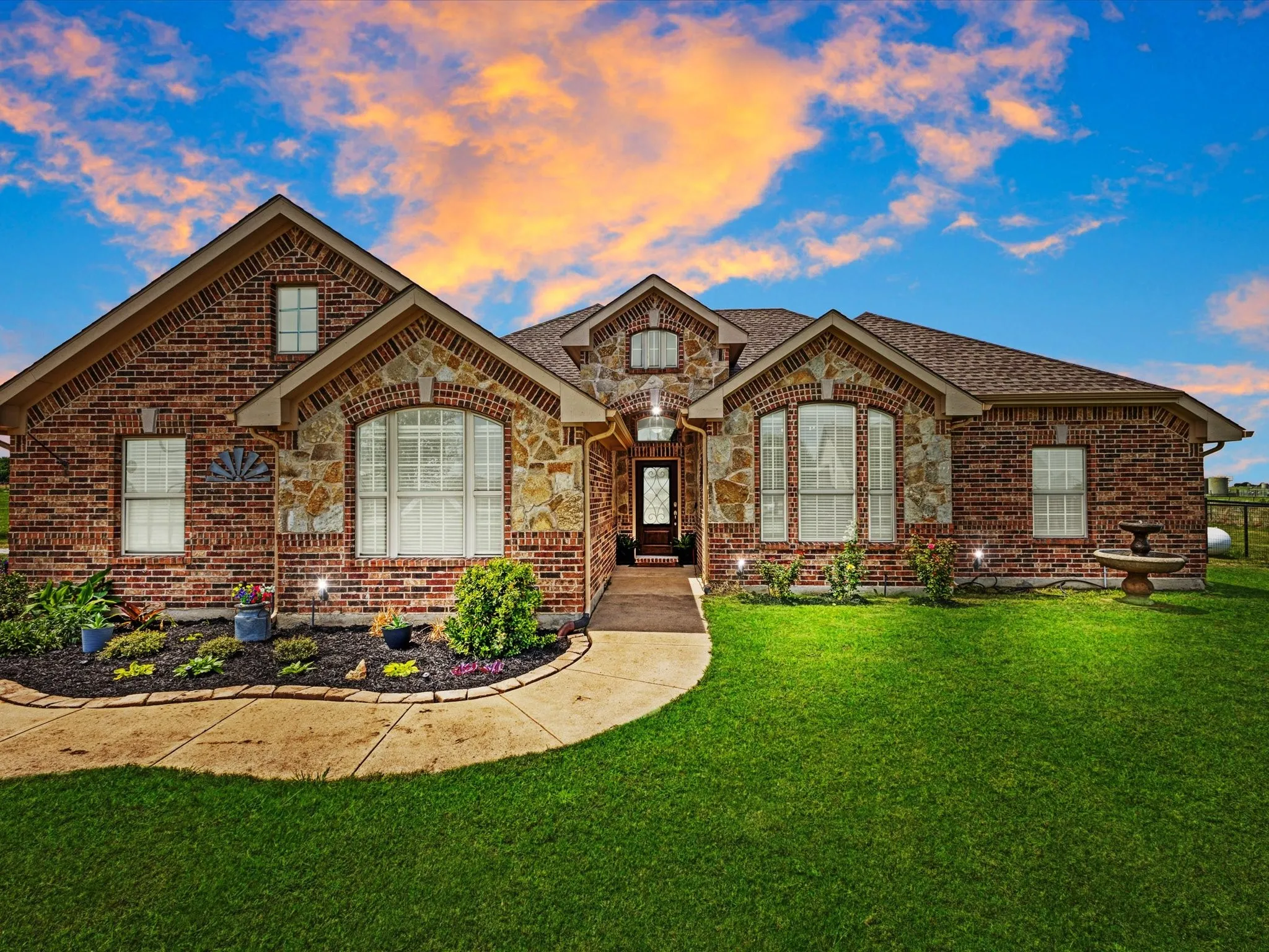 Single Family Residence For Sale in Denton County , 111 Petes Court, Ponder, Texas 76259, 4 Bedroom, 2 Bathroom, 2 Garage spaces, 2,359 Sqft, built in 2013, mls#21312720, Real Estate Agent in Ponder, Homes For Sale in Denton county, Homes For Sale in Ponder, Realtor in Ponder Texas, Real Estate Brokerage Independent Realty Texas, Luminita Cordes Realtor