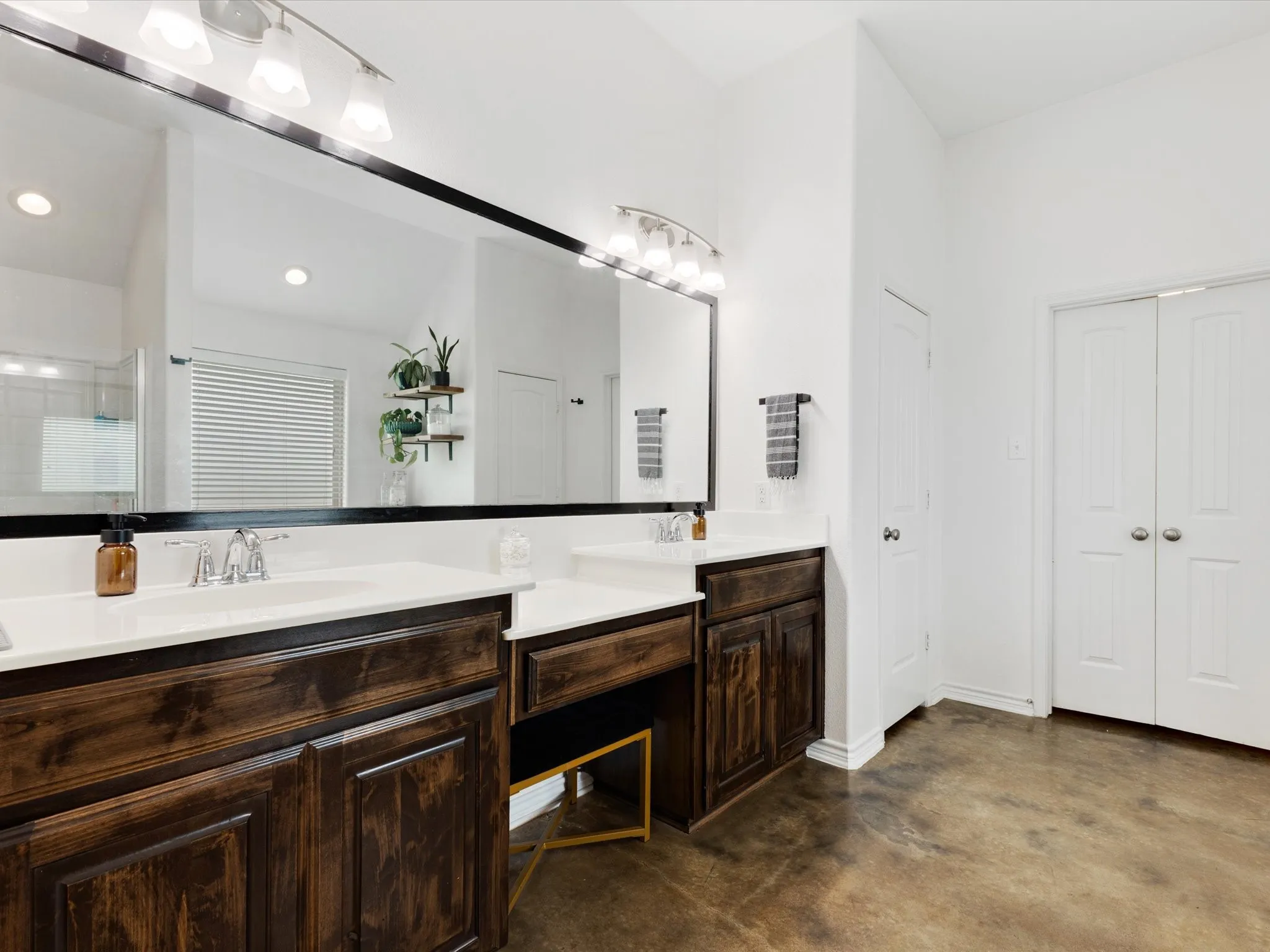 Single Family Residence For Sale in Denton County , 111 Petes Court, Ponder, Texas 76259, 4 Bedroom, 2 Bathroom, 2 Garage spaces, 2,359 Sqft, built in 2013, mls#21312720, Real Estate Agent in Ponder, Homes For Sale in Denton county, Homes For Sale in Ponder, Realtor in Ponder Texas, Real Estate Brokerage Independent Realty Texas, Luminita Cordes Realtor